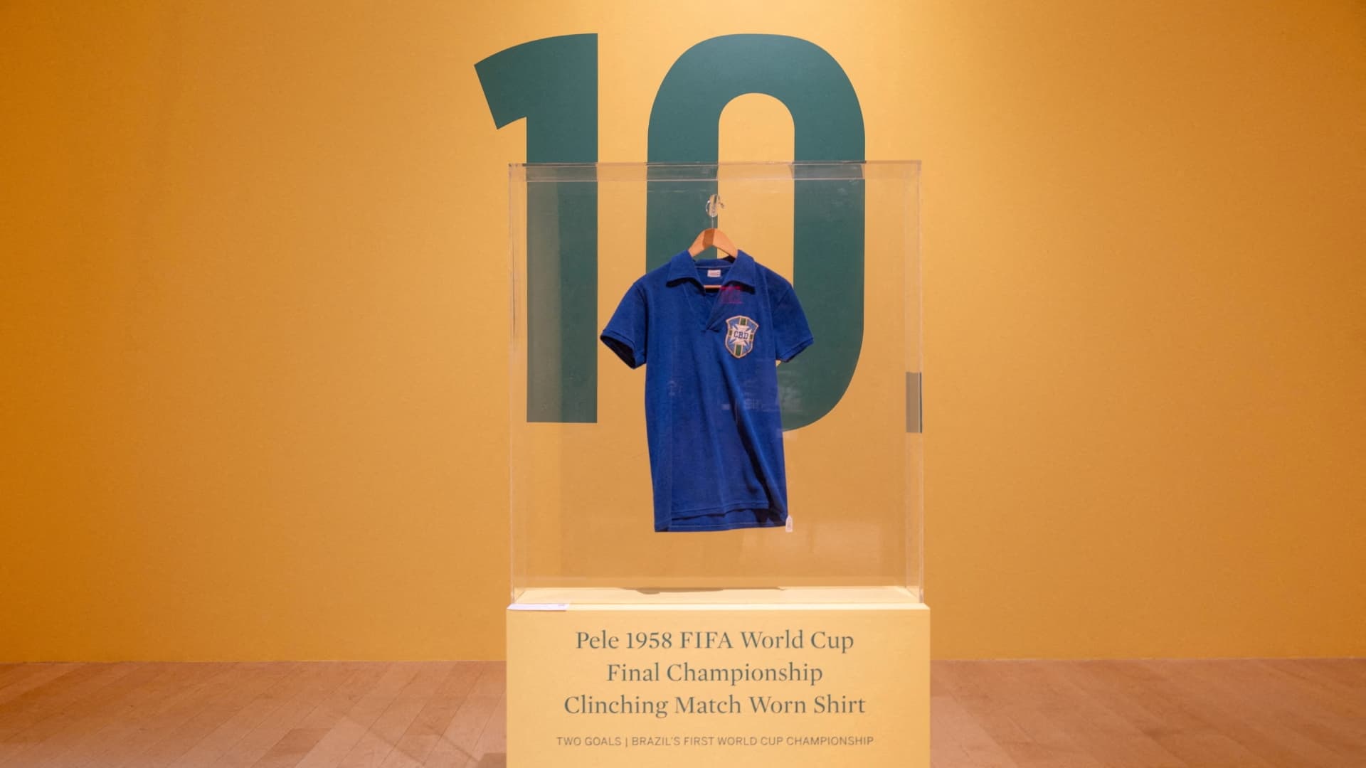 La mítica playera azul con el número 10 que utilizó Pelé en el Mundial de 1958 fue subastada en Nueva York