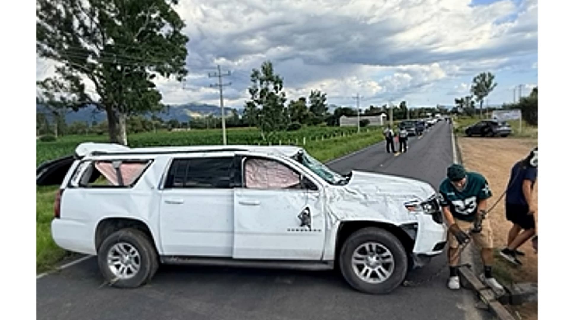 Así quedó el vehículo en el que viajaba el equipo de la senadora. Foto: Geovanna Bañuelos