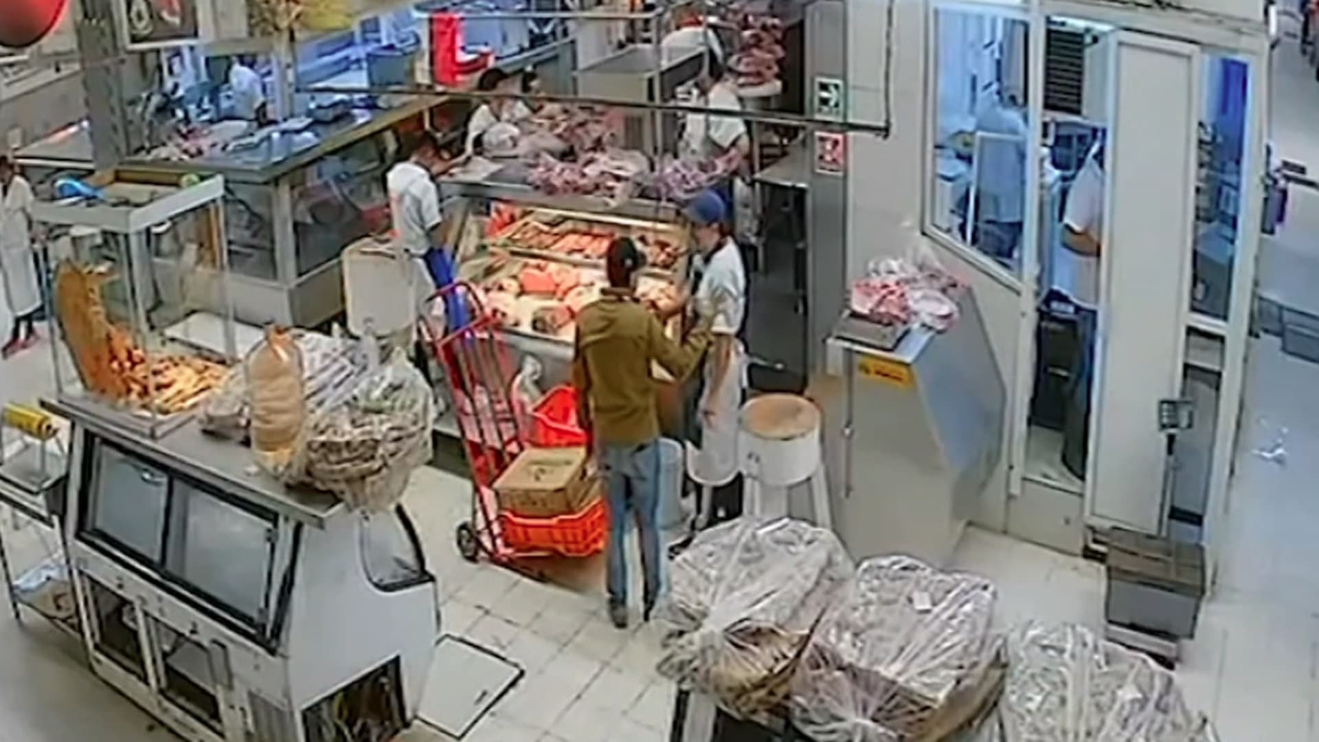 Hombre se hace pasar por funcionario de alcaldía Cuauhtémoc para estafar a locatarios de mercado.