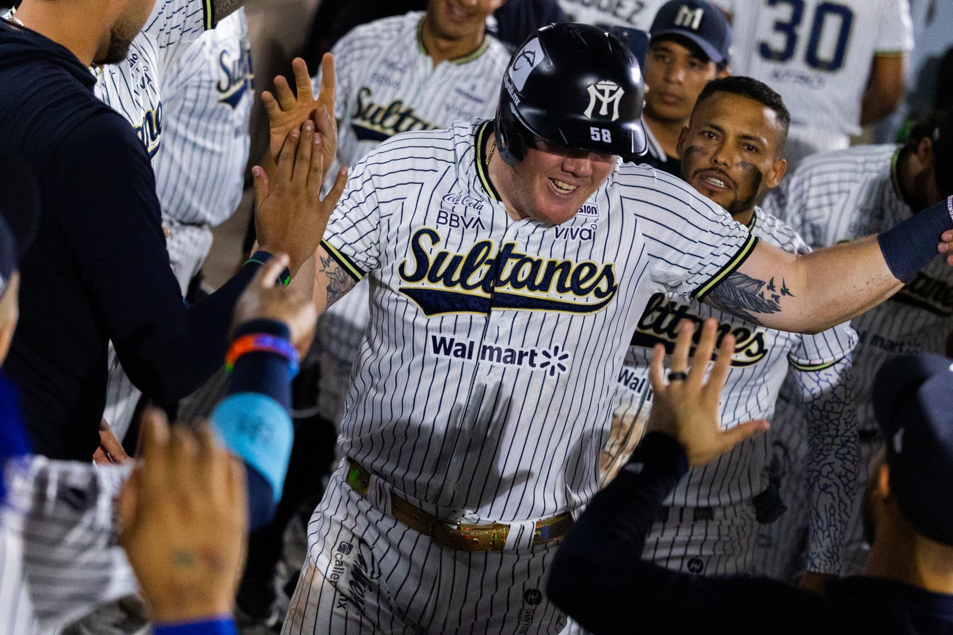 Jugadores de los Sultanes de Monterrey en un partido de la Liga Mexicana de Béisbol