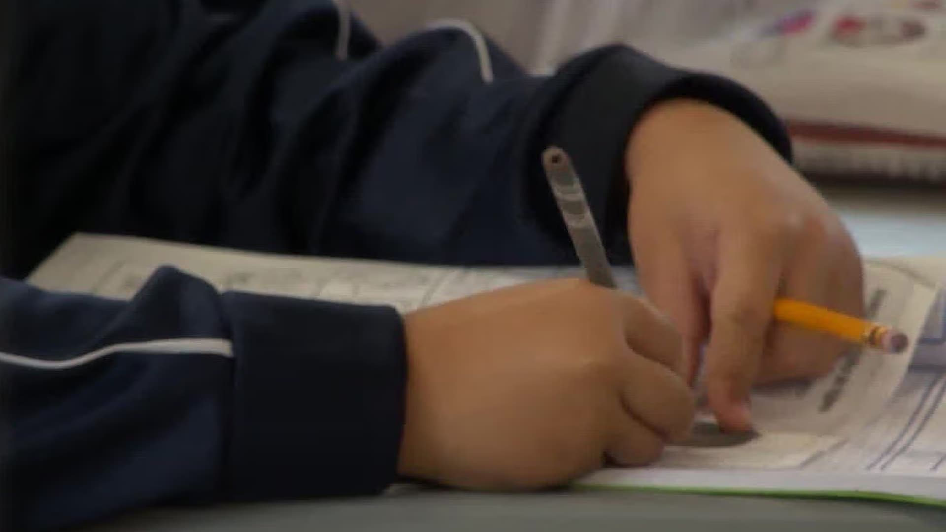 Niño escribiendo