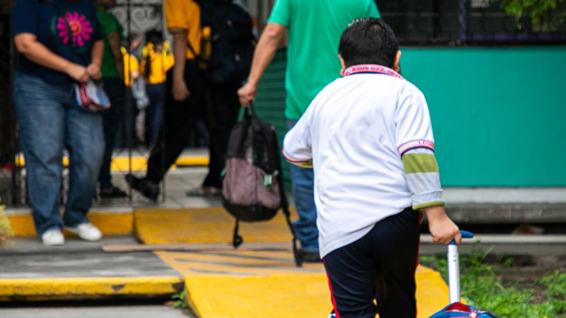Niño de camino a la escuela