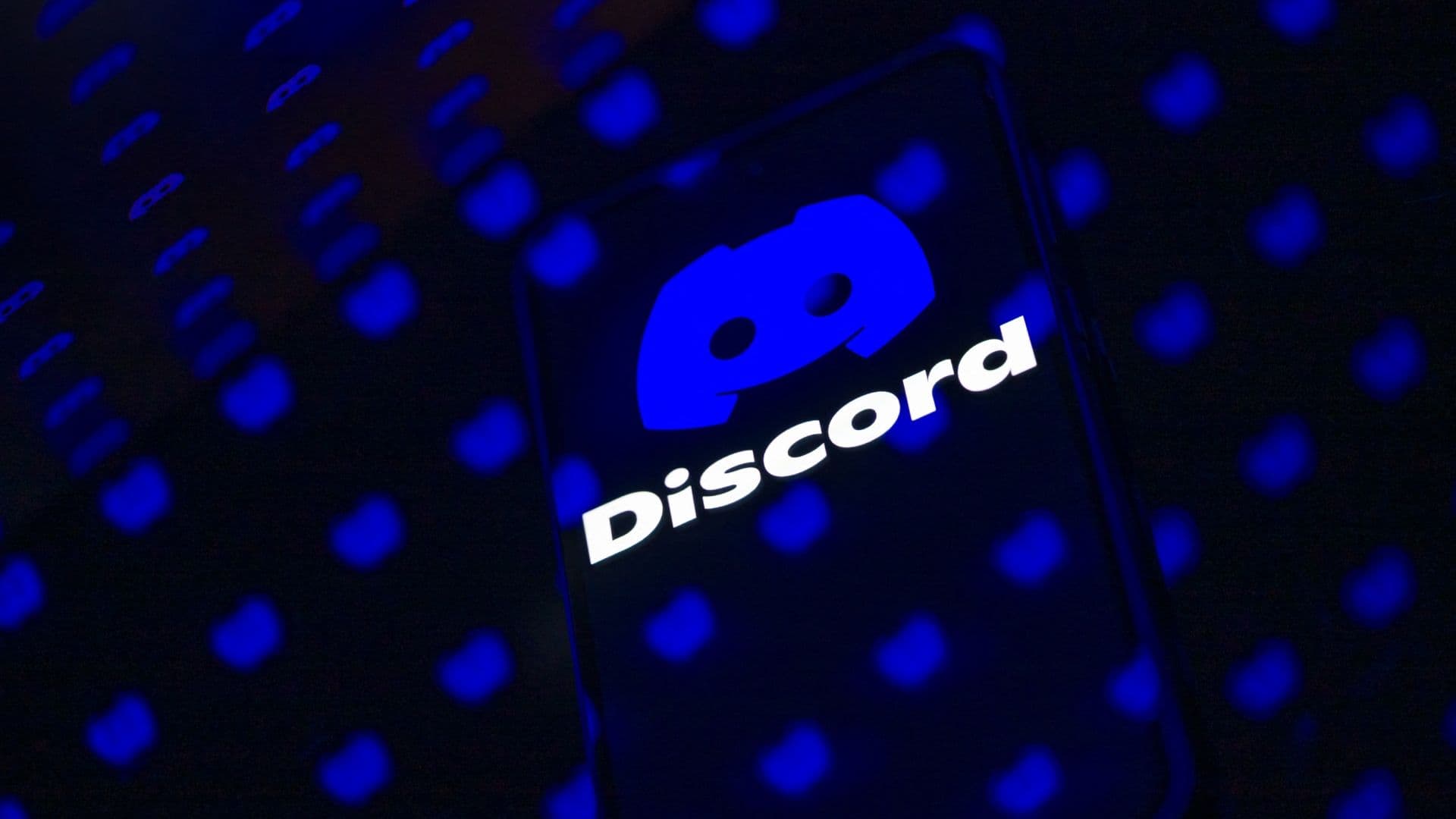 Logotipo de Discord aparece en la pantalla de un teléfono móvil