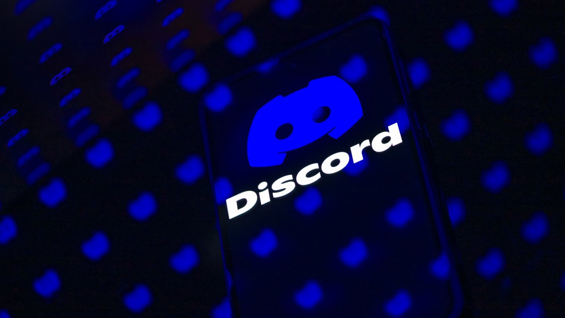 Logotipo de Discord aparece en la pantalla de un teléfono móvil