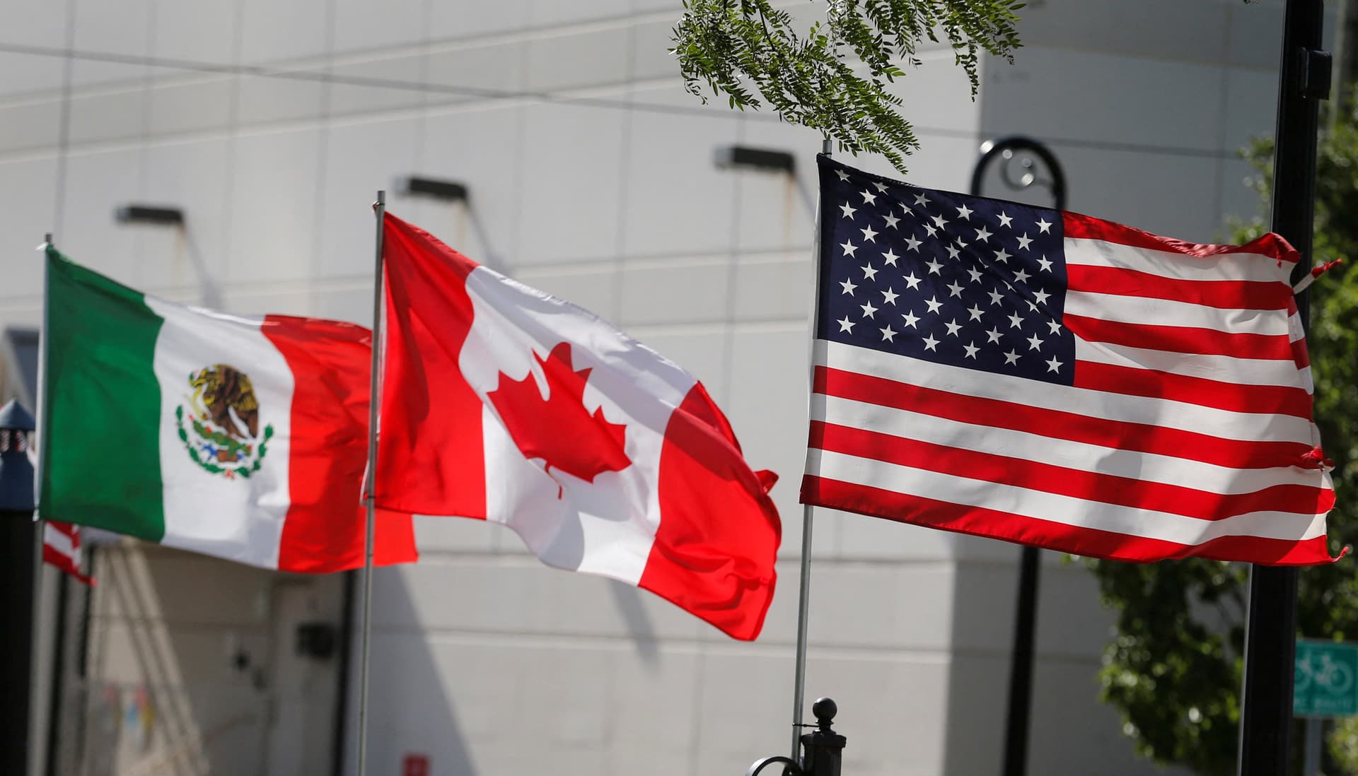Banderas de México, Estados Unidos y Canadá
