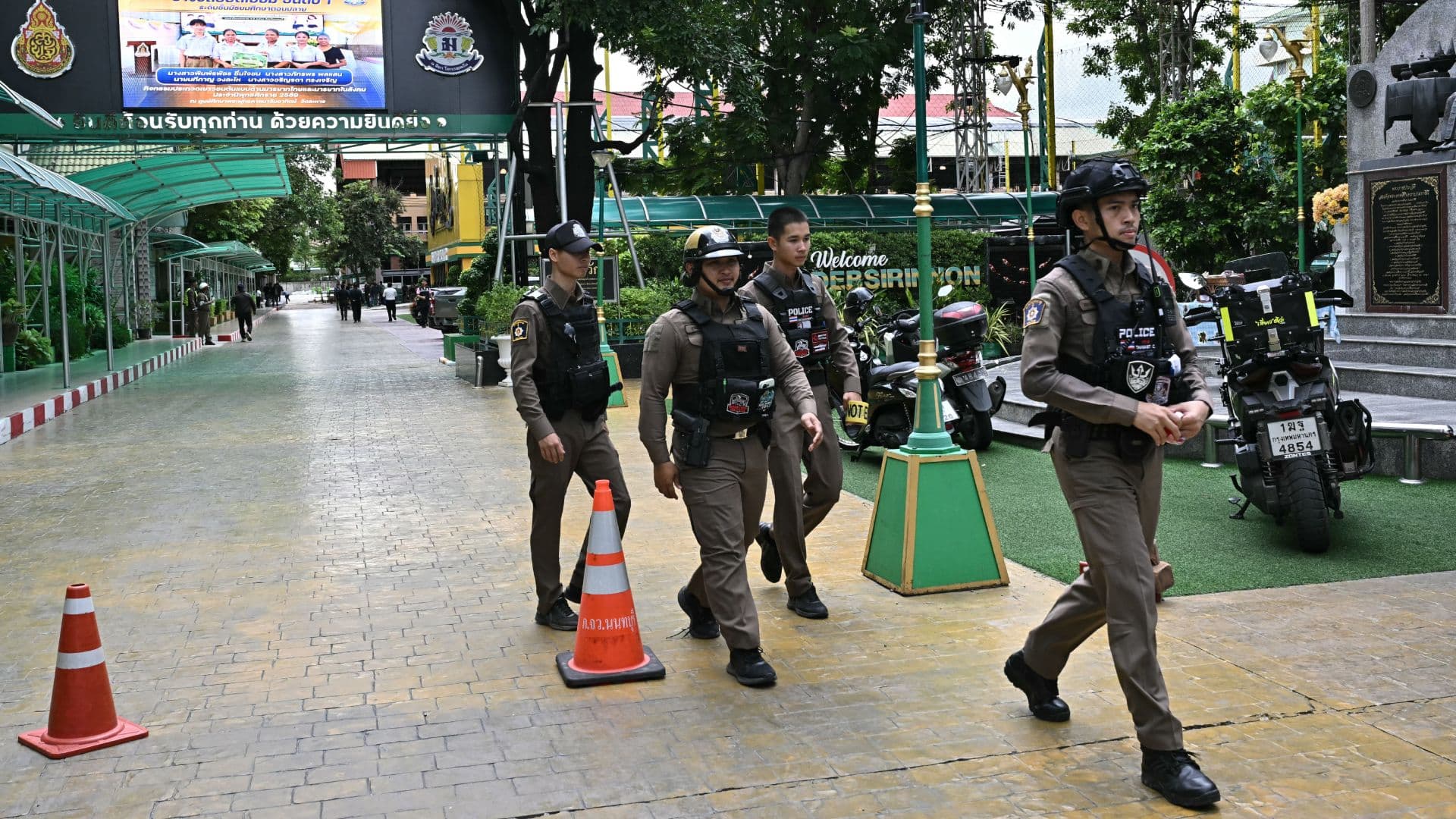 Elementos de la Policía de Tailandia recorren la escuela donde ocurrió un tiroteo