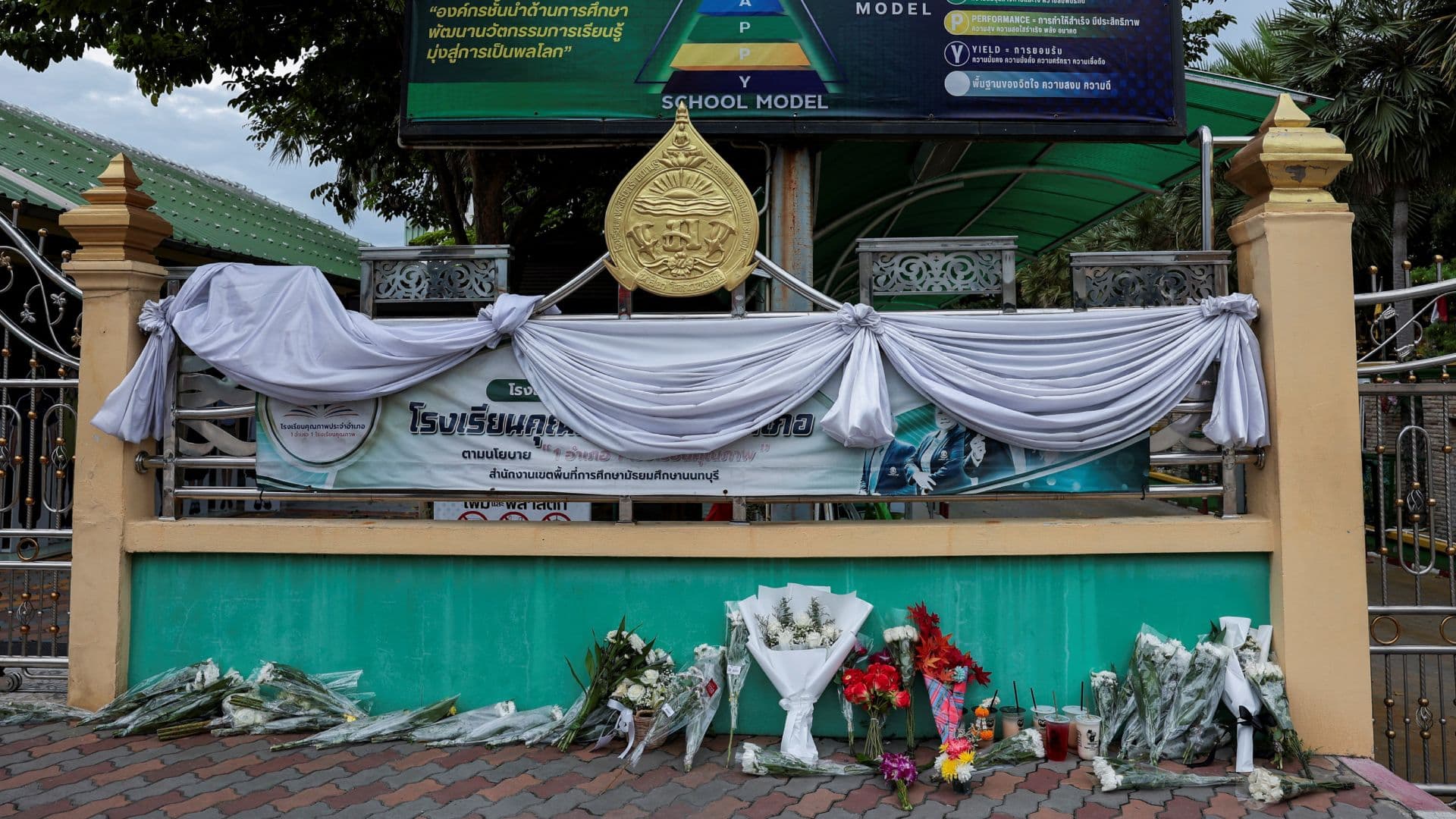 Ofrendas colocadas a las afueras de la escuela secundaria donde ocurrió un tiroteo en Tailandia