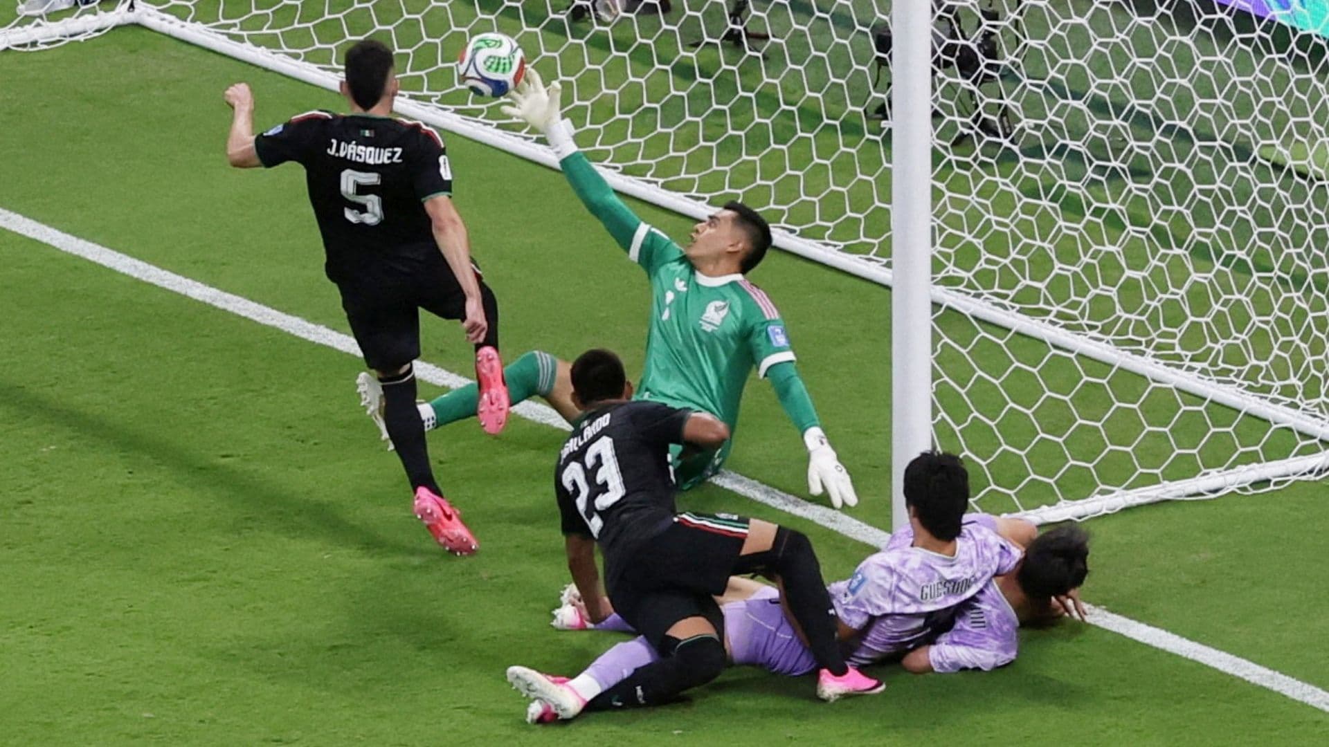 ¿Quién es el Portero de México que detuvo Oportunidad de Gol de Corea del Sur en Partido de Hoy?