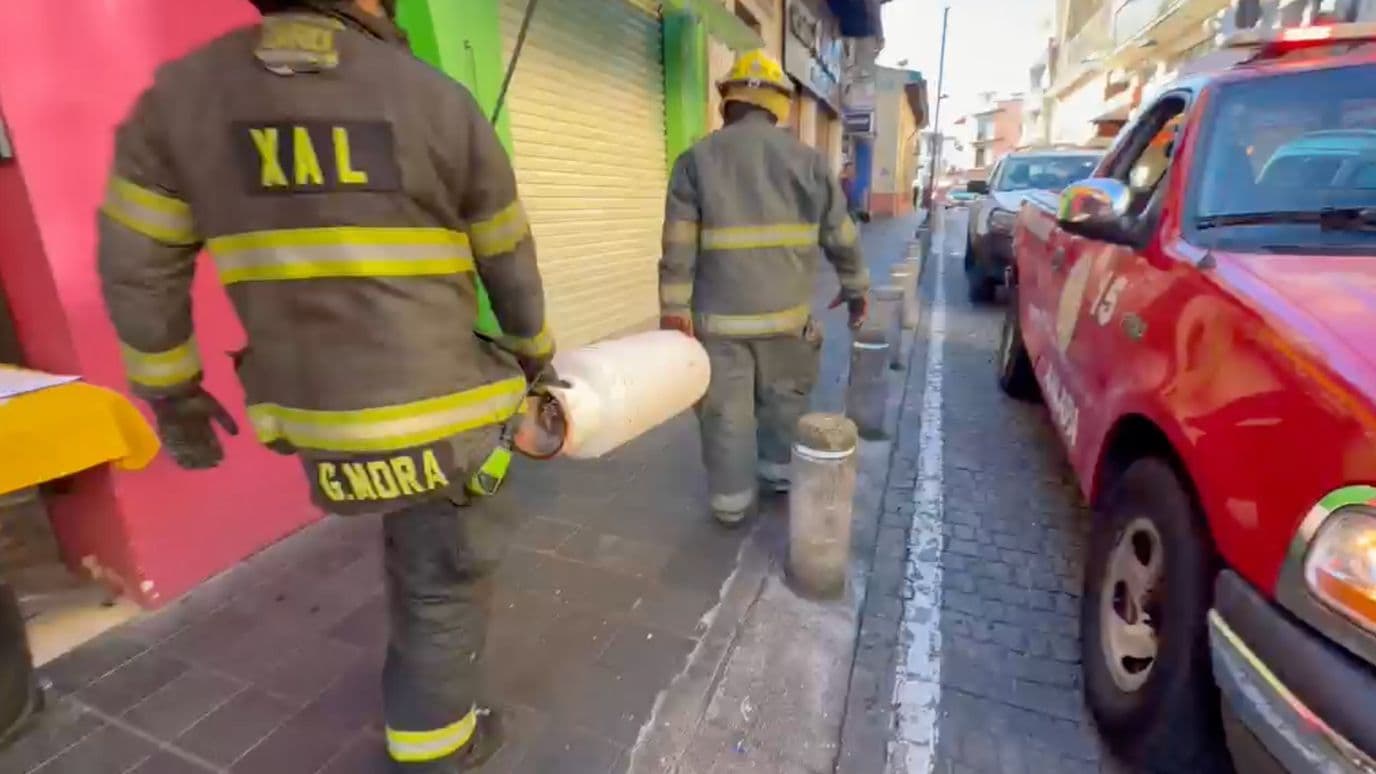 Retiran tanque de gas con fuga en establecimiento del centro de Xalapa.