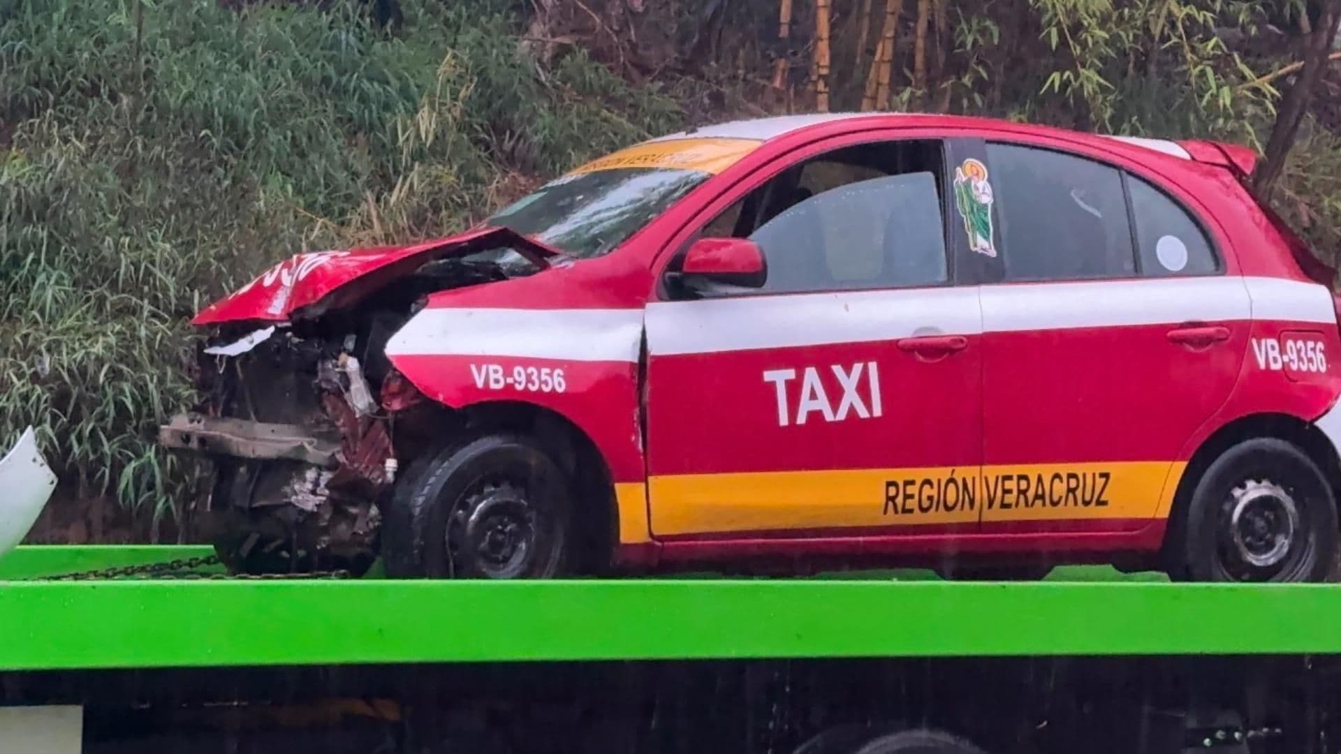 Taxi Termina Destrozado Tras Chocar Contra Árbol en Veracruz; Esto se Sabe
