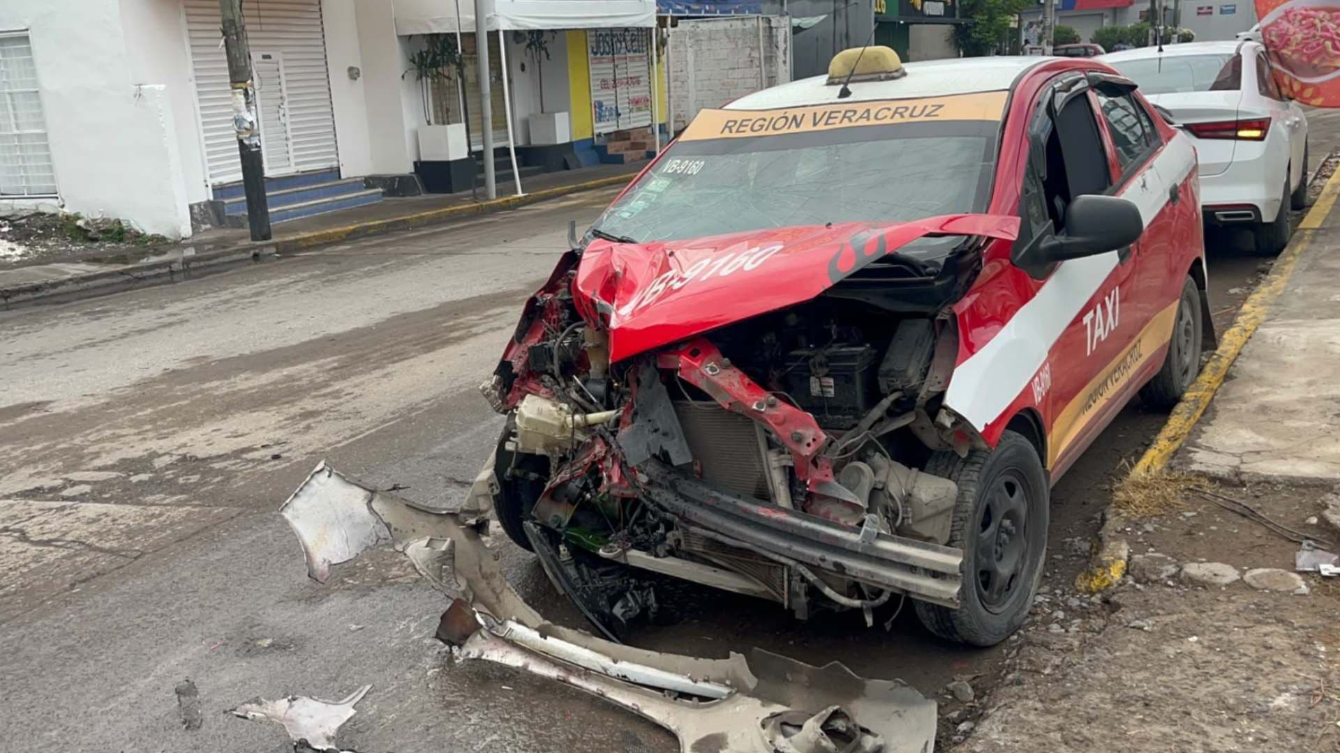 Taxi queda severamente dañado tras ser arrollado por tren en Veracruz