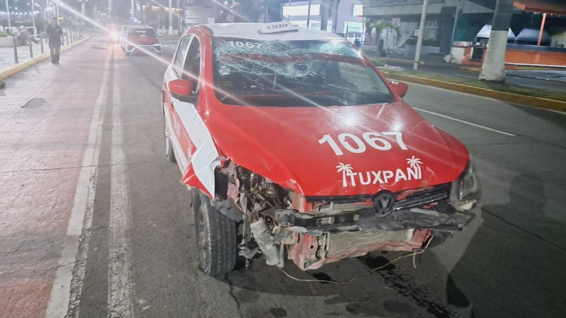 Taxista Choca Contra Postes en Tuxpan; Presuntamente se Quedó Dormido al Volante