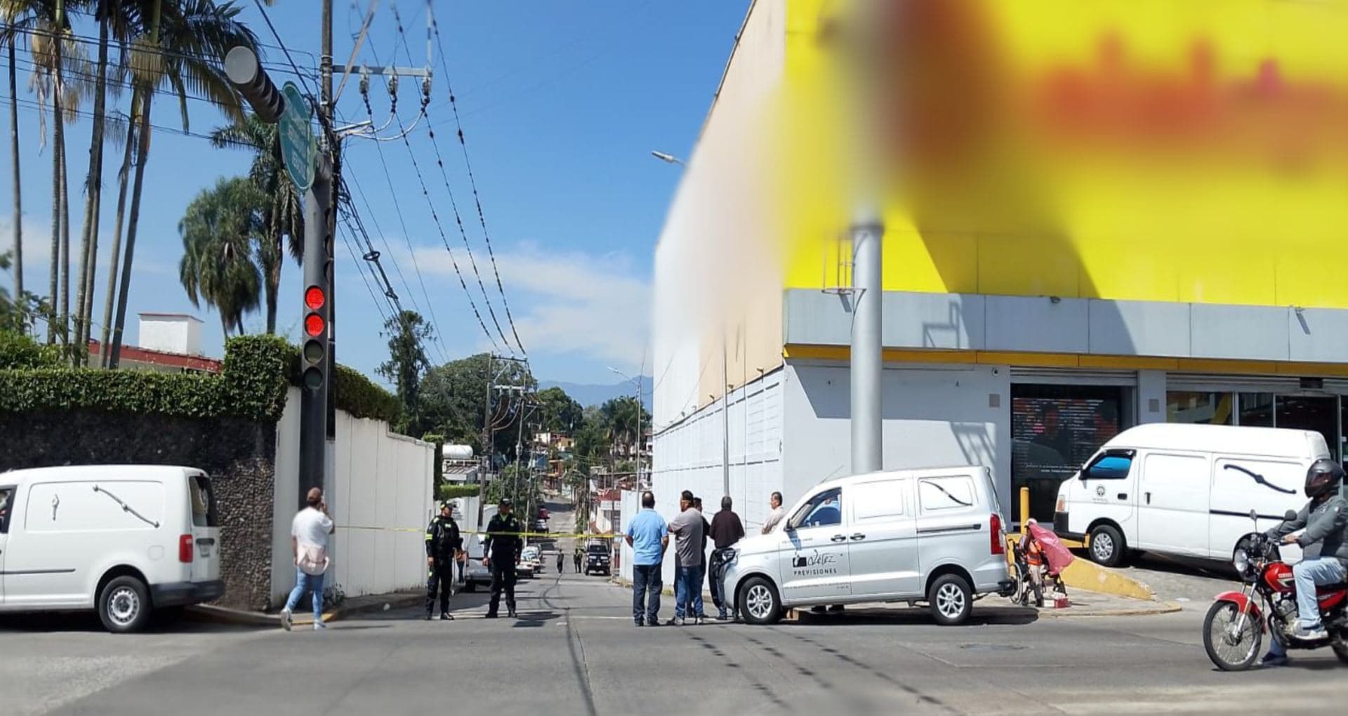 Taxista Muere en la Vía Pública Junto a su Vehículo en Veracruz