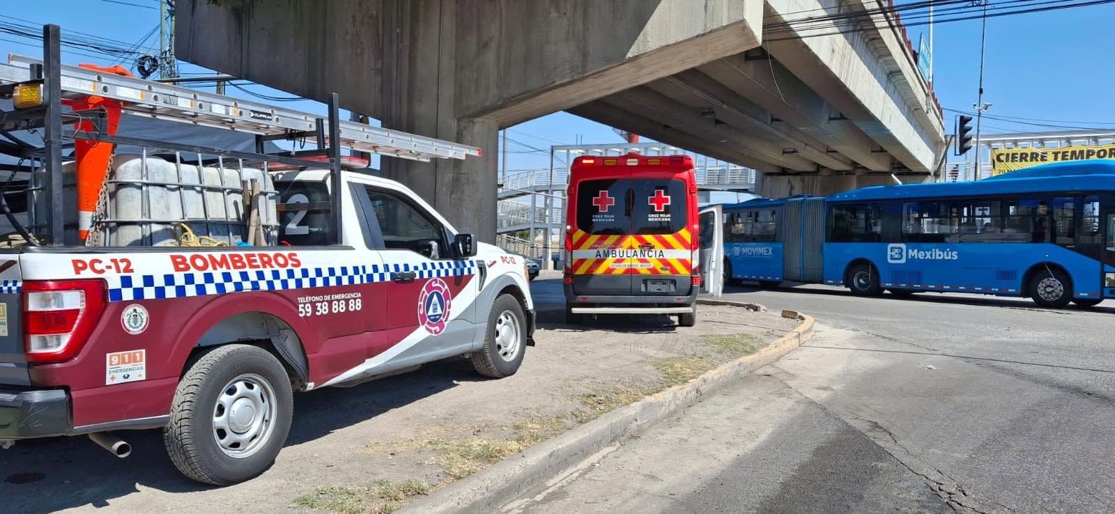Ambulancia y unidad de Protección civil durante movilización en Tecámac el 4 de abril 2026.