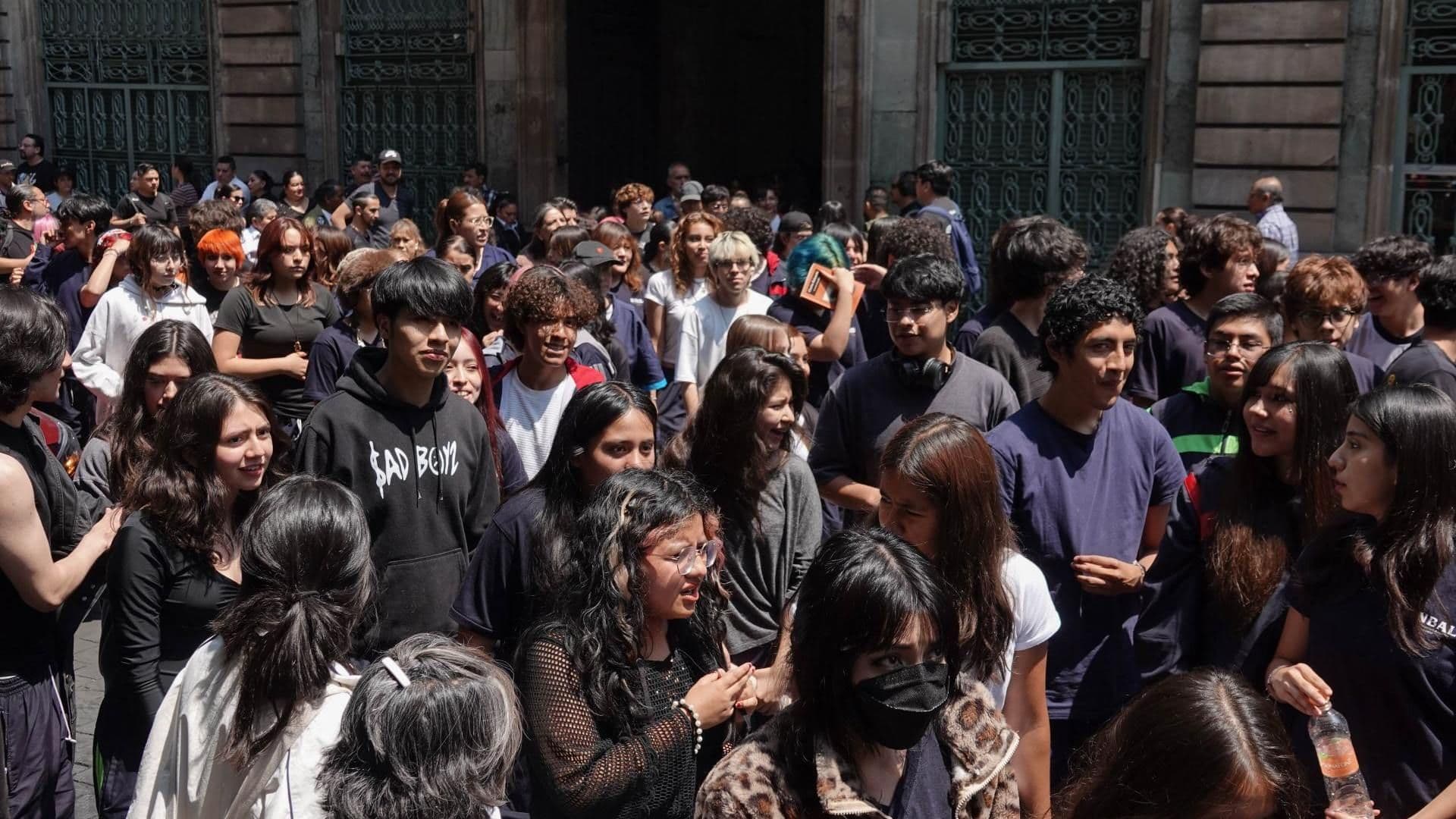 Desalojo por sismo sobre la calle de Donceles, en el Centro Histórico, CDMX
