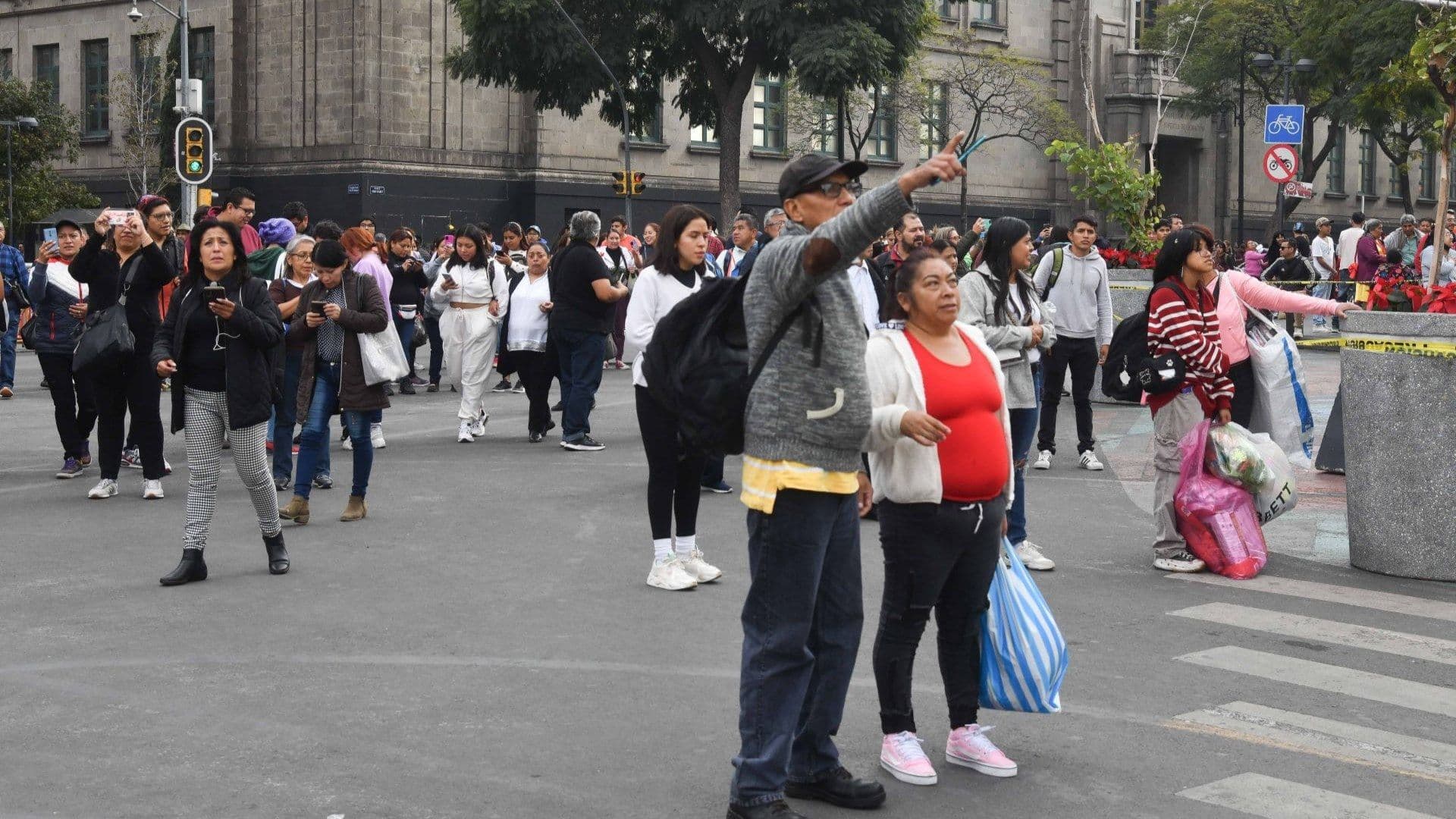 Personas desalojan edificios en el Zócalo de CDMX por sismo