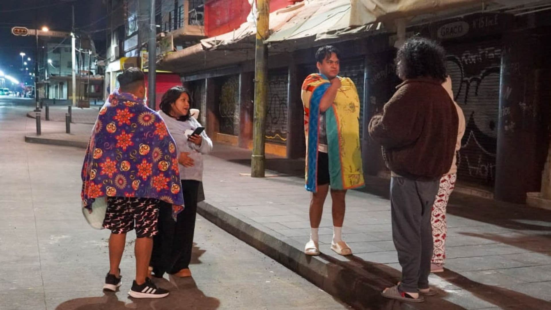 Personas sales a calles de la CDMX por sismo
