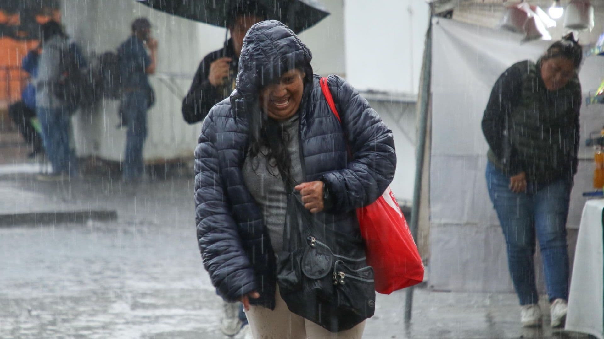 Los capitalinos se protegen durante las lluvias fuertes en CDMX