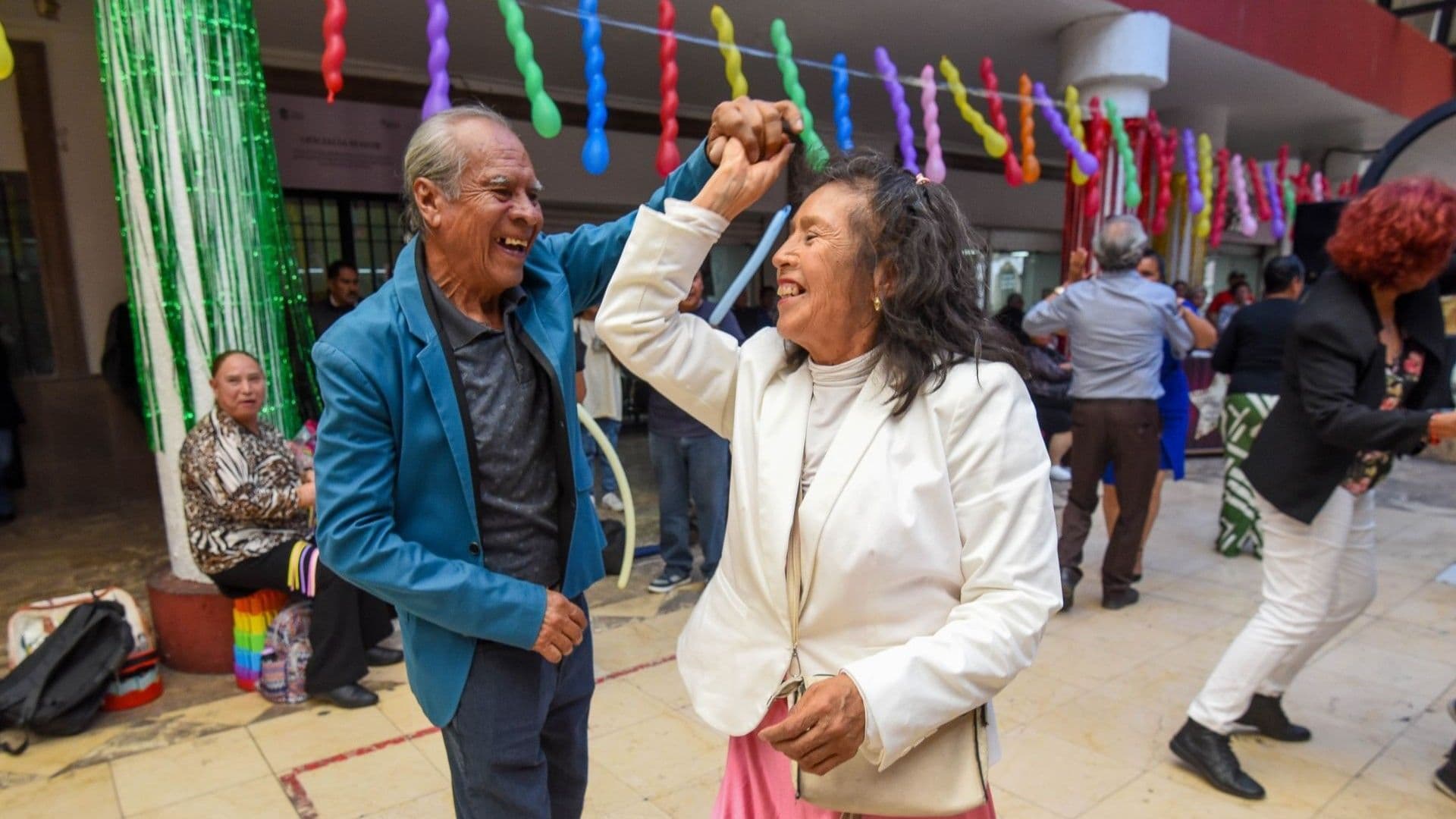Adultos mayores en la Concha Acústica de Toluca.