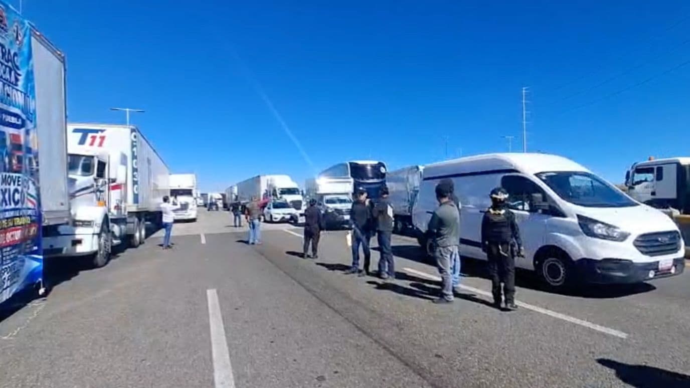 Manifestantes hicieron bloqueos parciales e intermitentes en Puebla.