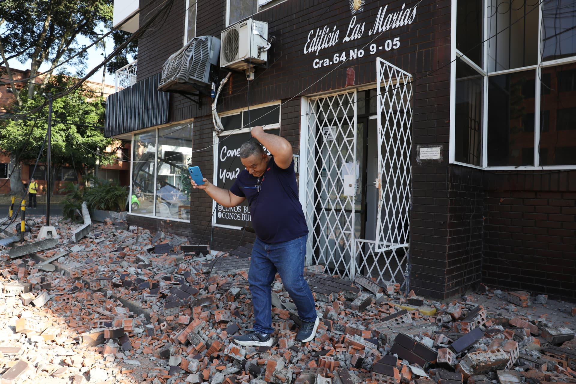 Una persona sale de un edificio en Cali, luego del terremoto que se registró este 10 de agosto 2026 en Colombia.