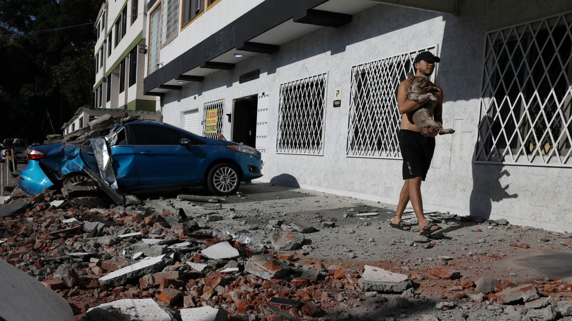 Un hombre carga a su perro tras el terremoto que azotó Colombia el 10 de agosto de 2026. Foto: AP