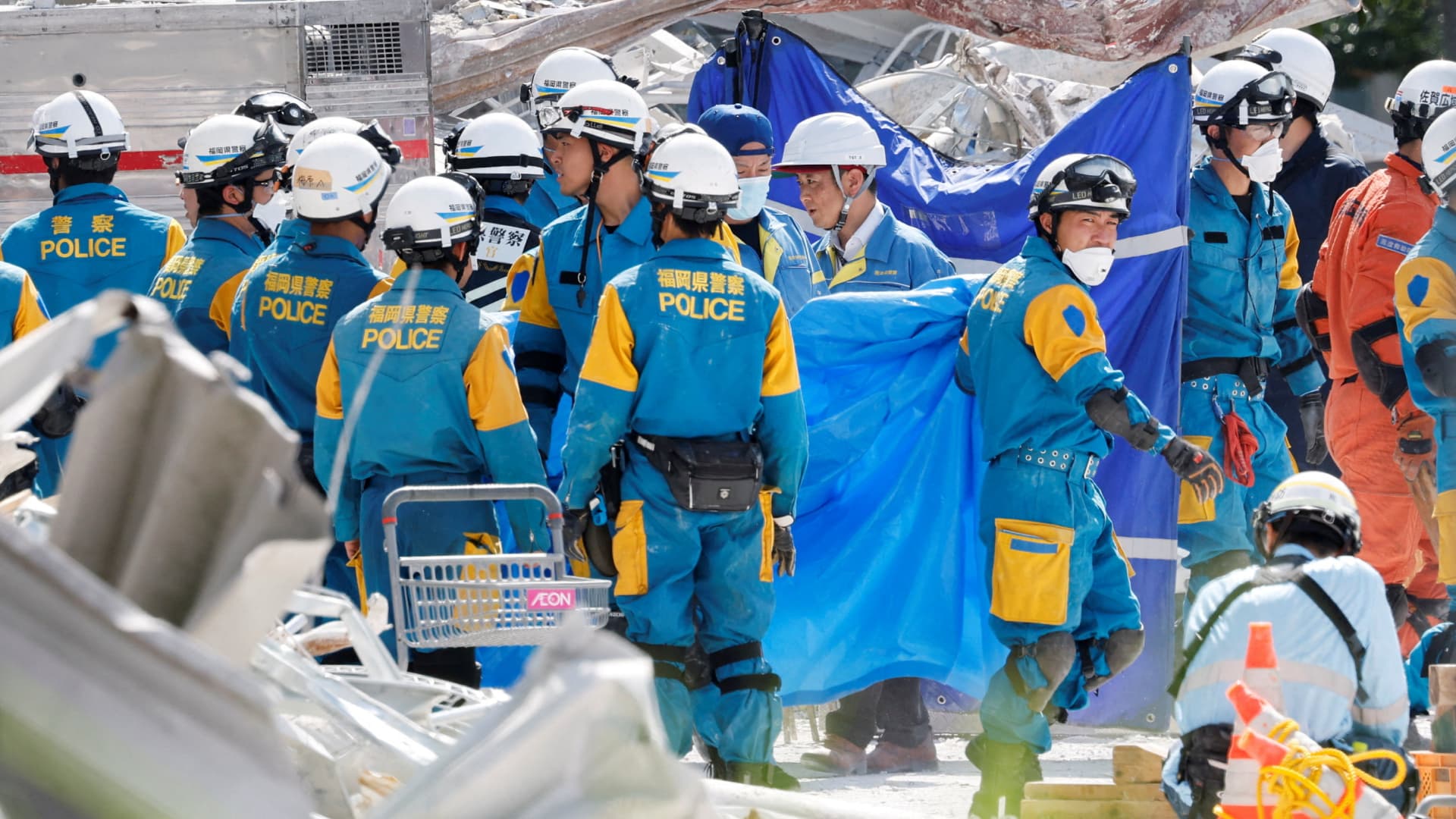 Elementos de rescate laboran en una zona afectada por el terremoto de 7.1 en la prefectura de Kumamoto, Japón