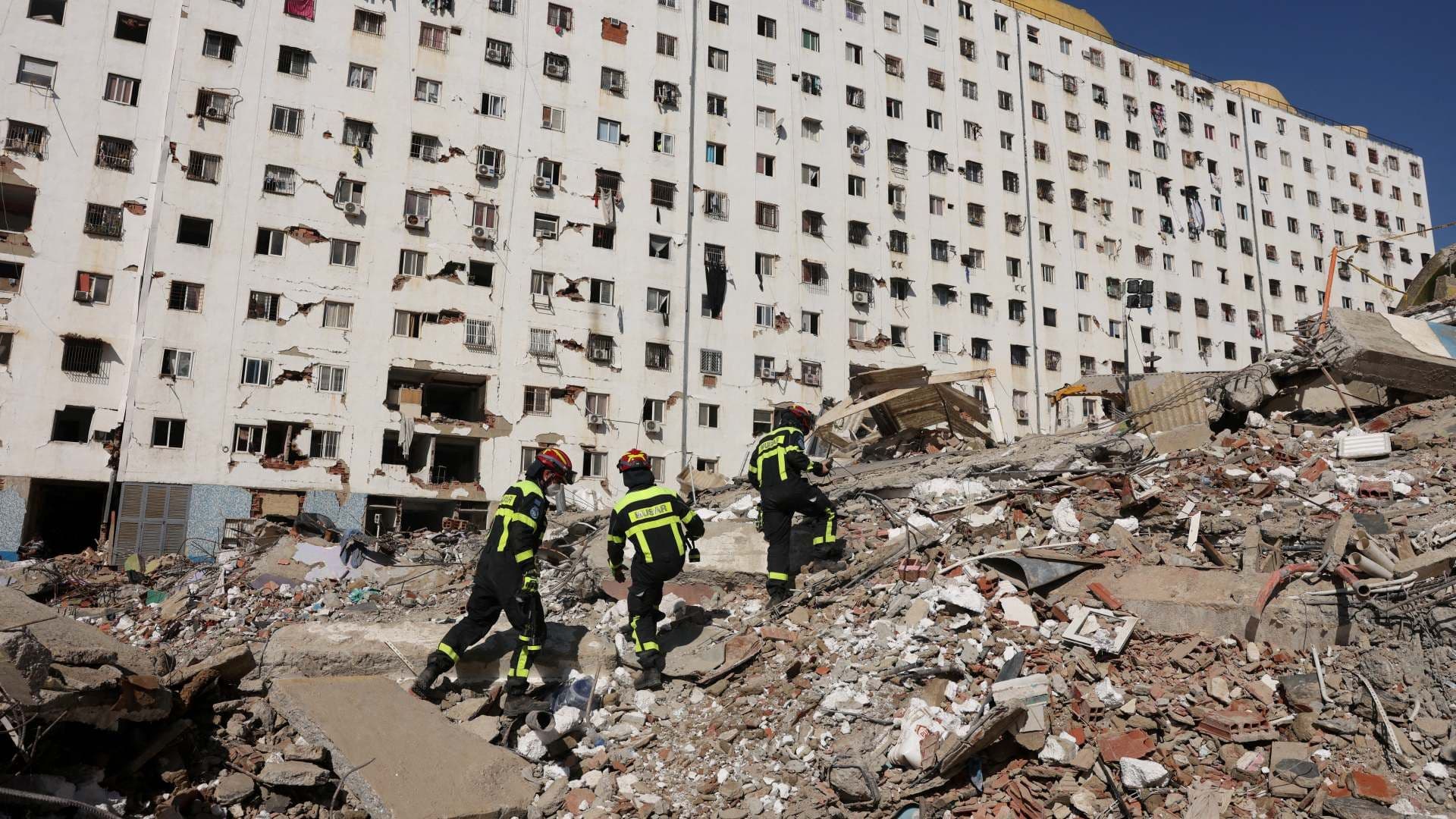 Labores en edificio colapsado en La Guaria, Venezuela, el 1 de julio de 2026, tras doble terremoto. Foto: Reuters | Archivo