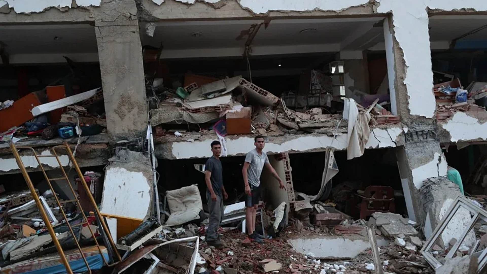 Residentes buscan entre los escombros de uno de los edificios que colapsaron por terremotos en Venezuela. Foto: EFE