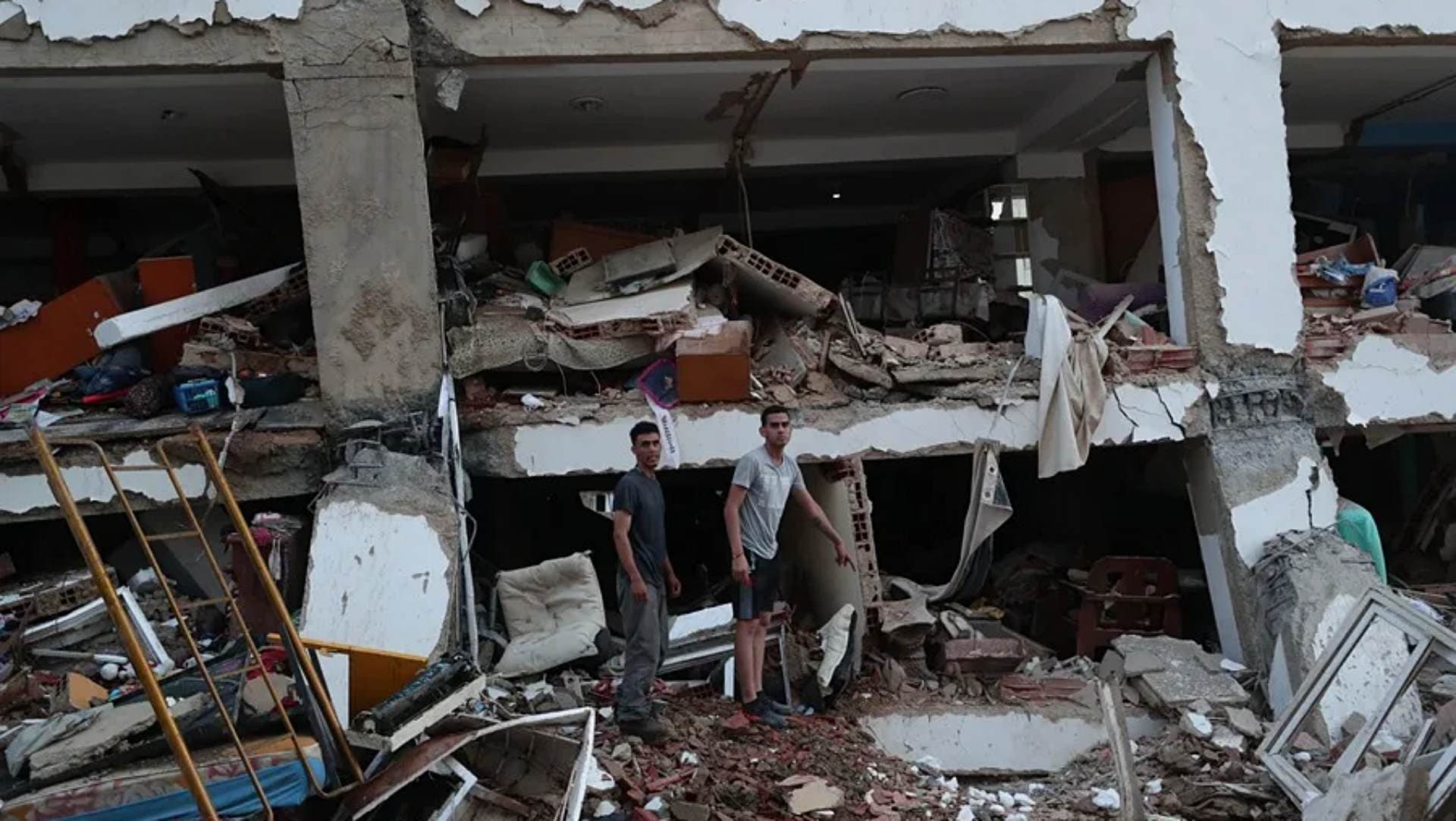 Residentes buscan entre los escombros de uno de los edificios que colapsaron por terremotos en Venezuela. Foto: EFE