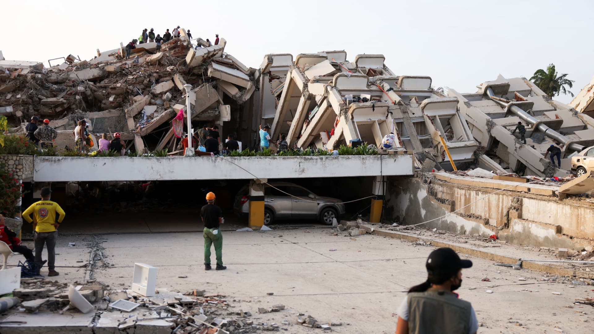 Daños en un inmueble en La Guaira, Venezuela, tras los dos sismos del miércoles 24 de junio