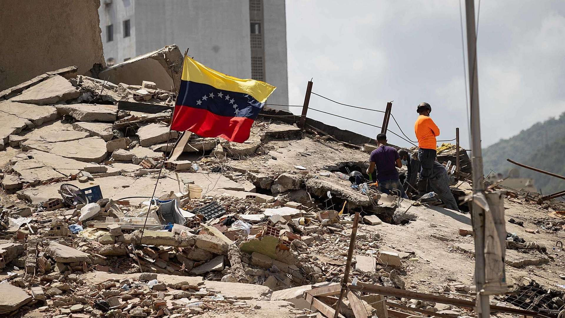 Labores de búsqueda entre escombros de un edificio en La Guaira, tras terremotos en Venezuela. Foto: EFE
