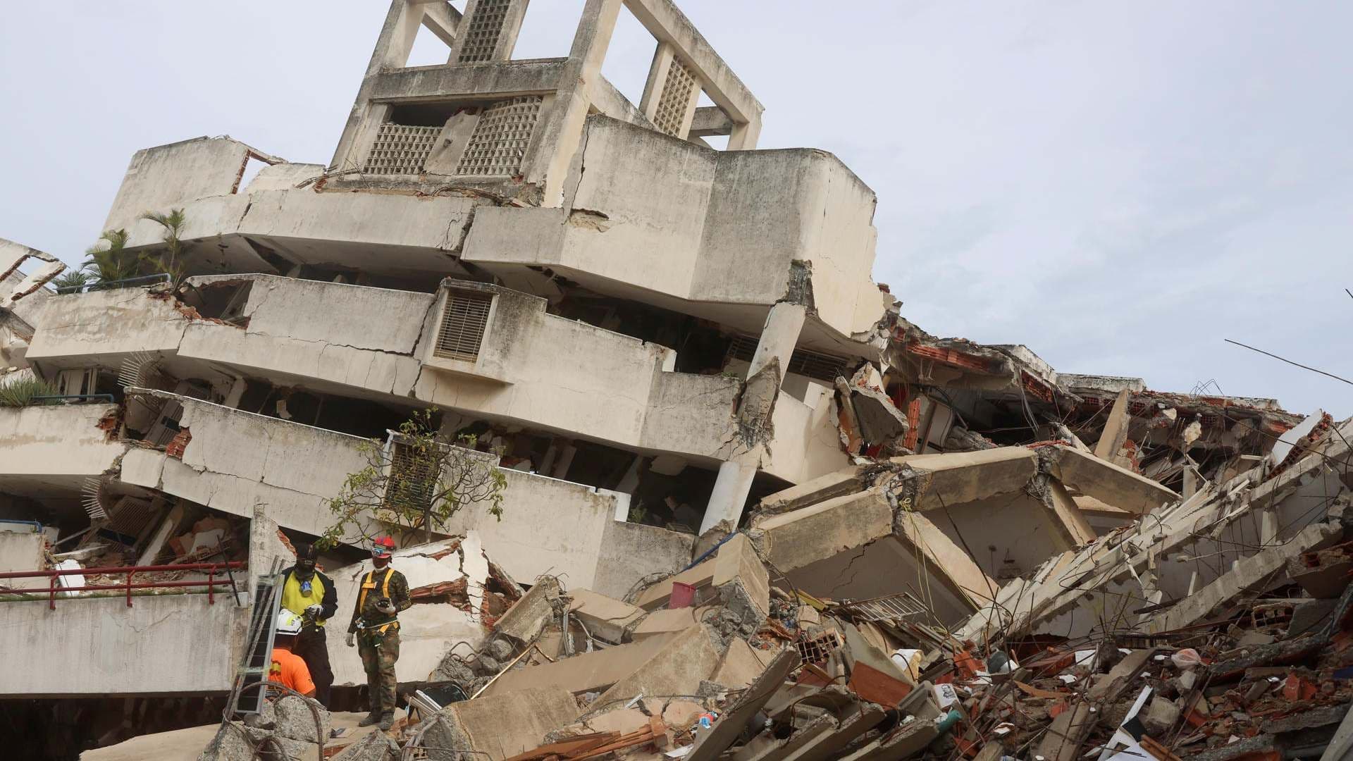 Rescatistas participan en la búsqueda del niño Fabio, quien permanece bajo un edificio derrumbado en Venezuela. Foto: EFE
