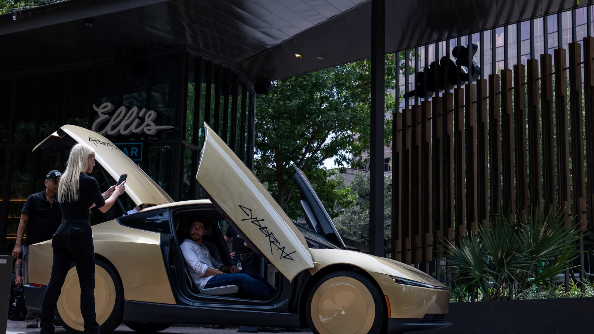 Tesla se Desploma tras Presentar su Cybercab, Robotaxi Sin Pedales, Volante y que No Transporta Niños