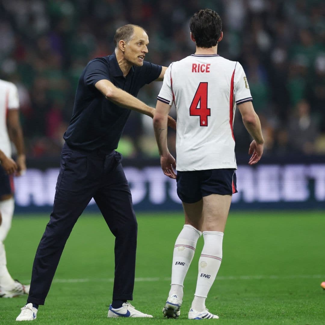 Thomas Tuchel da indicaciones a Declan Rice durante el partido contra México