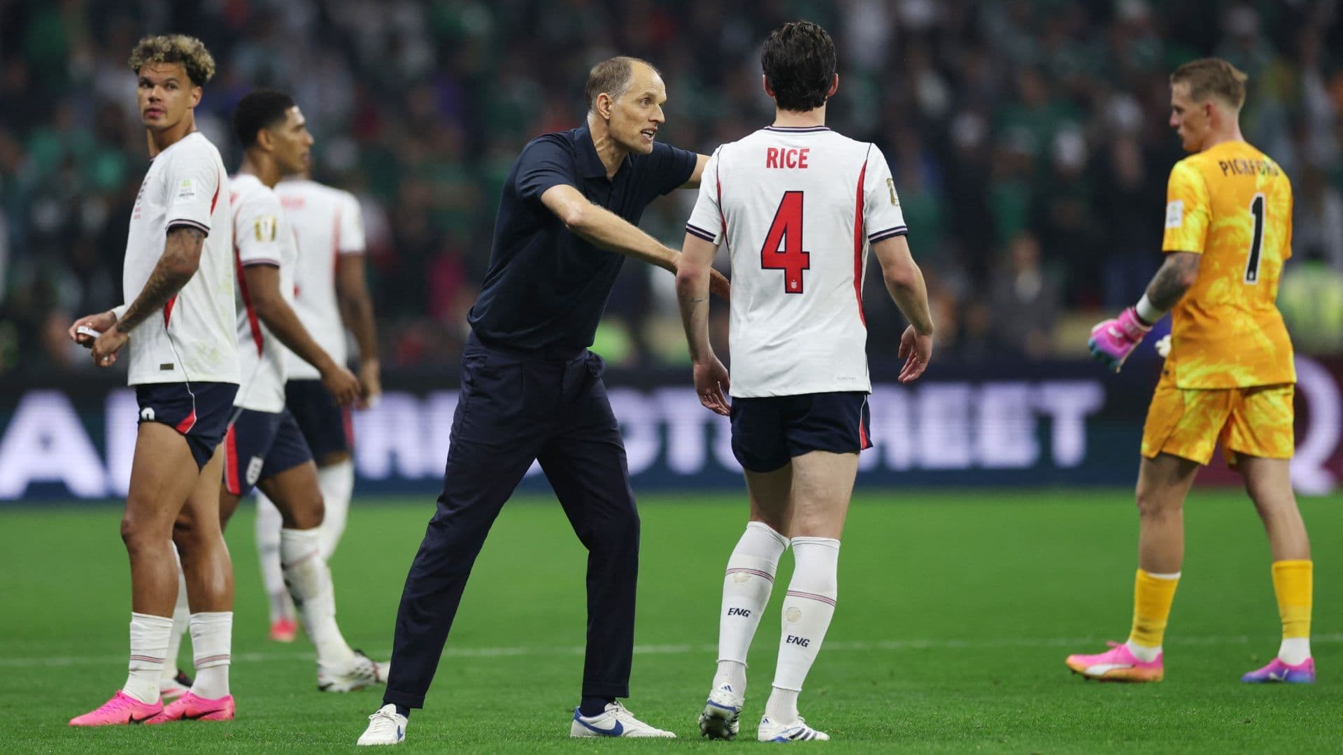 Thomas Tuchel da indicaciones a Declan Rice durante el partido contra México
