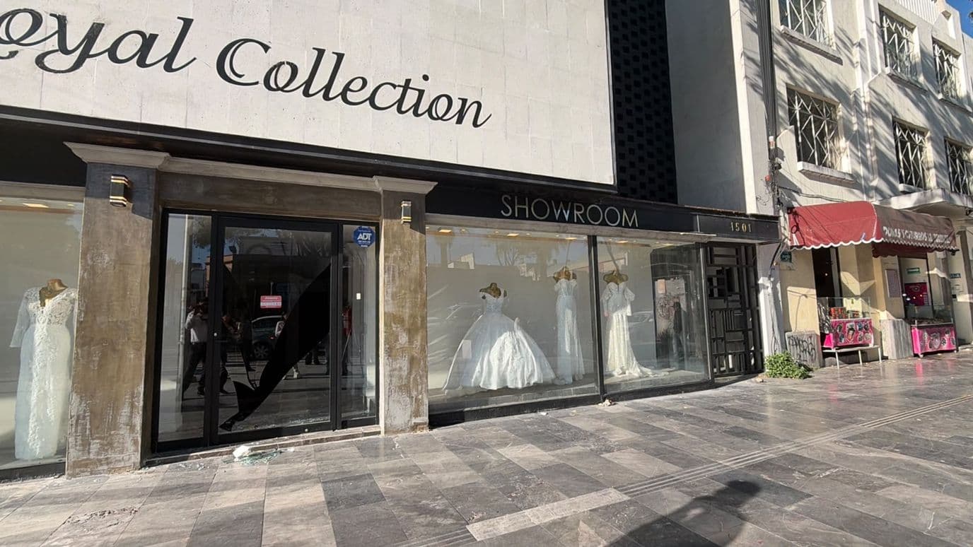 Tienda de novias vandalizada en la avenida Juárez en Puebla.