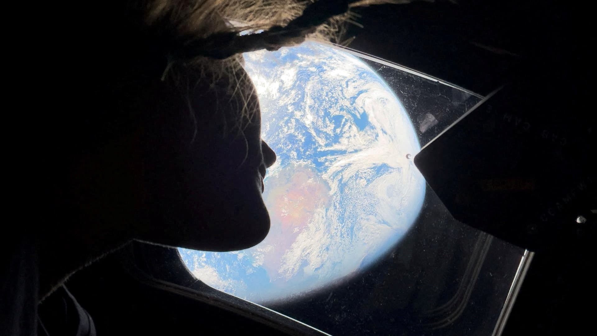 Christina Koch mira la Tierra desde Orión