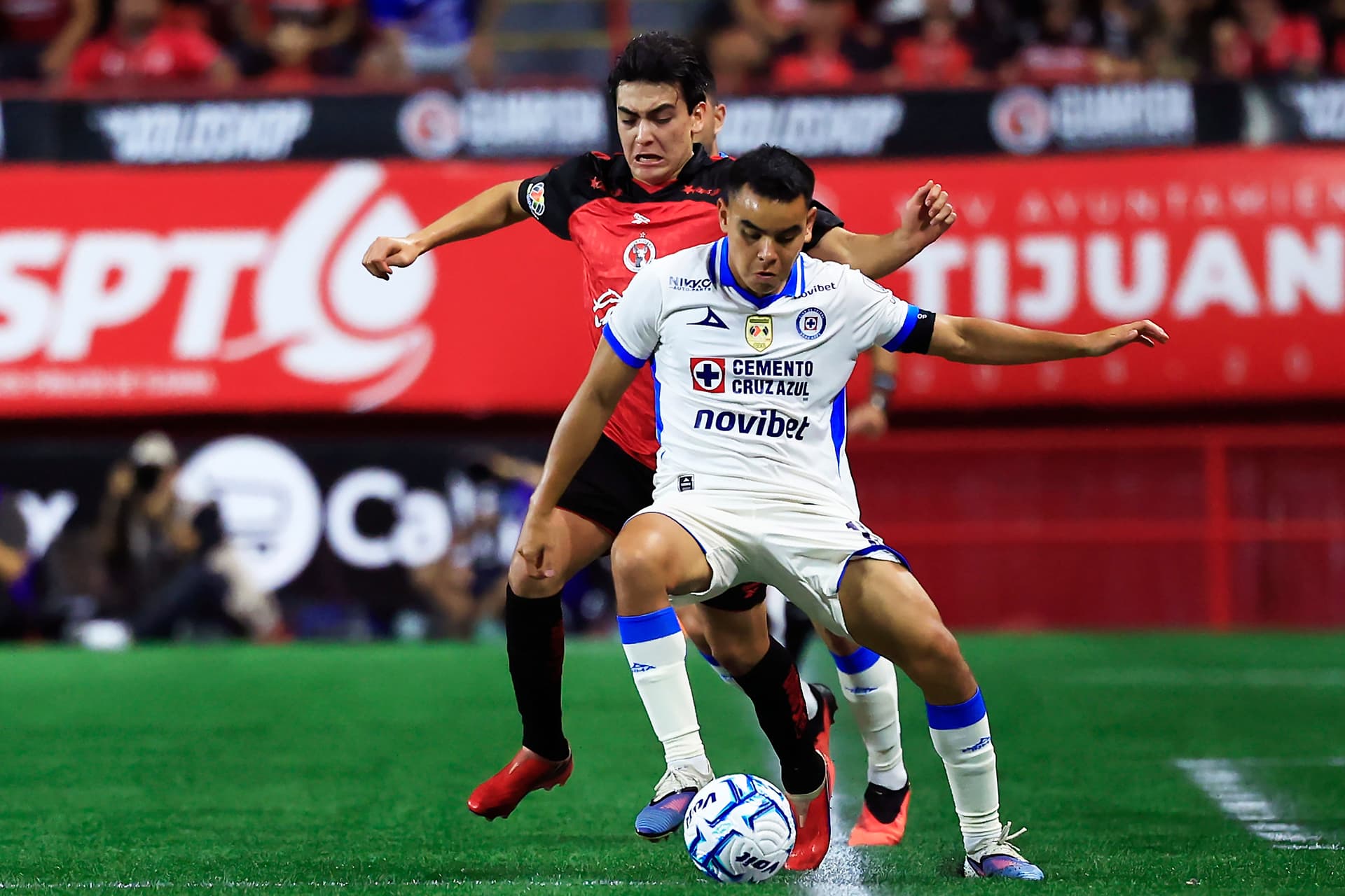 Tijuana Se Impone a Cruz Azul con Goles de Gilberto Mora y Nacho Rivero
