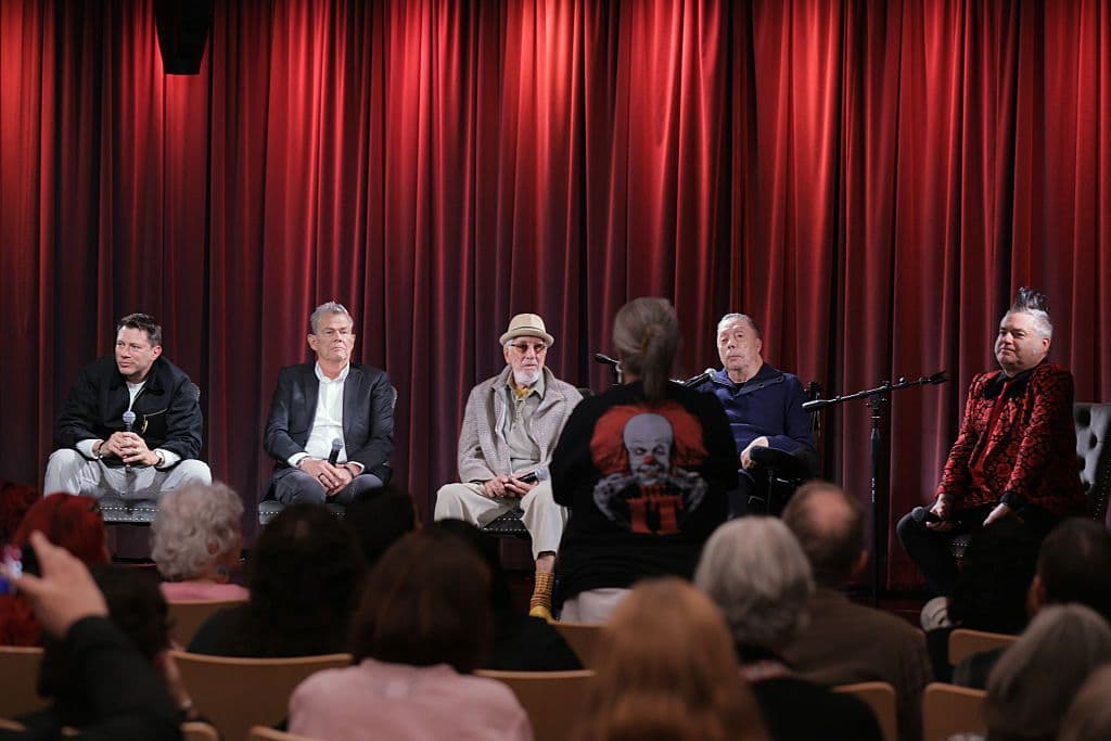 persona realiza pregunta durante evento Celebrando la Música de The Rocky Horror Picture Show
