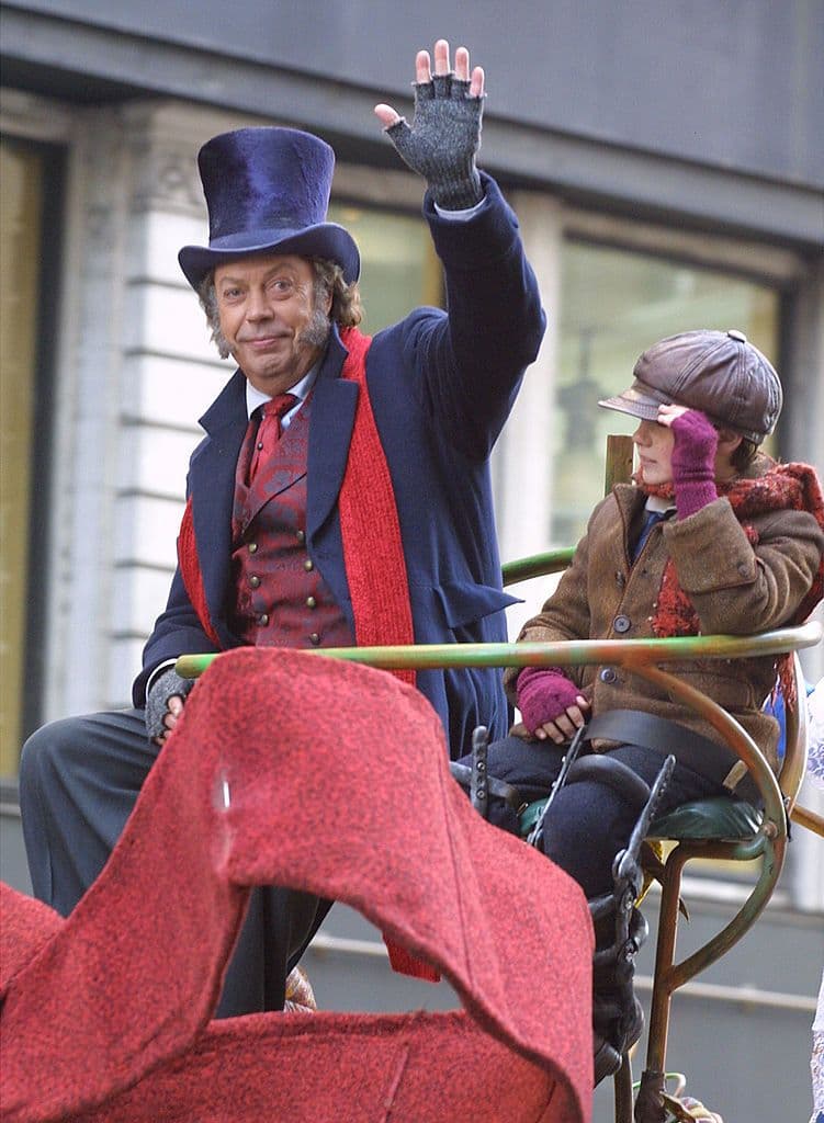 Tim Curry vestido como Scrooge de Cuento de Navidad