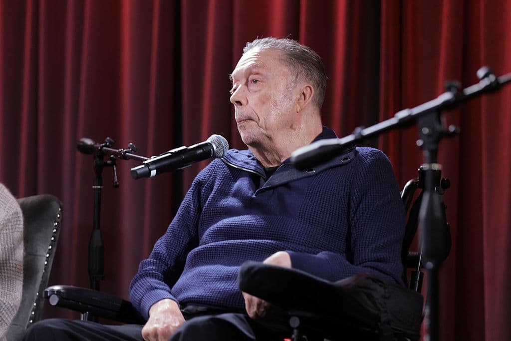 tim curry habla frente a micrófono durante evento en los ángeles