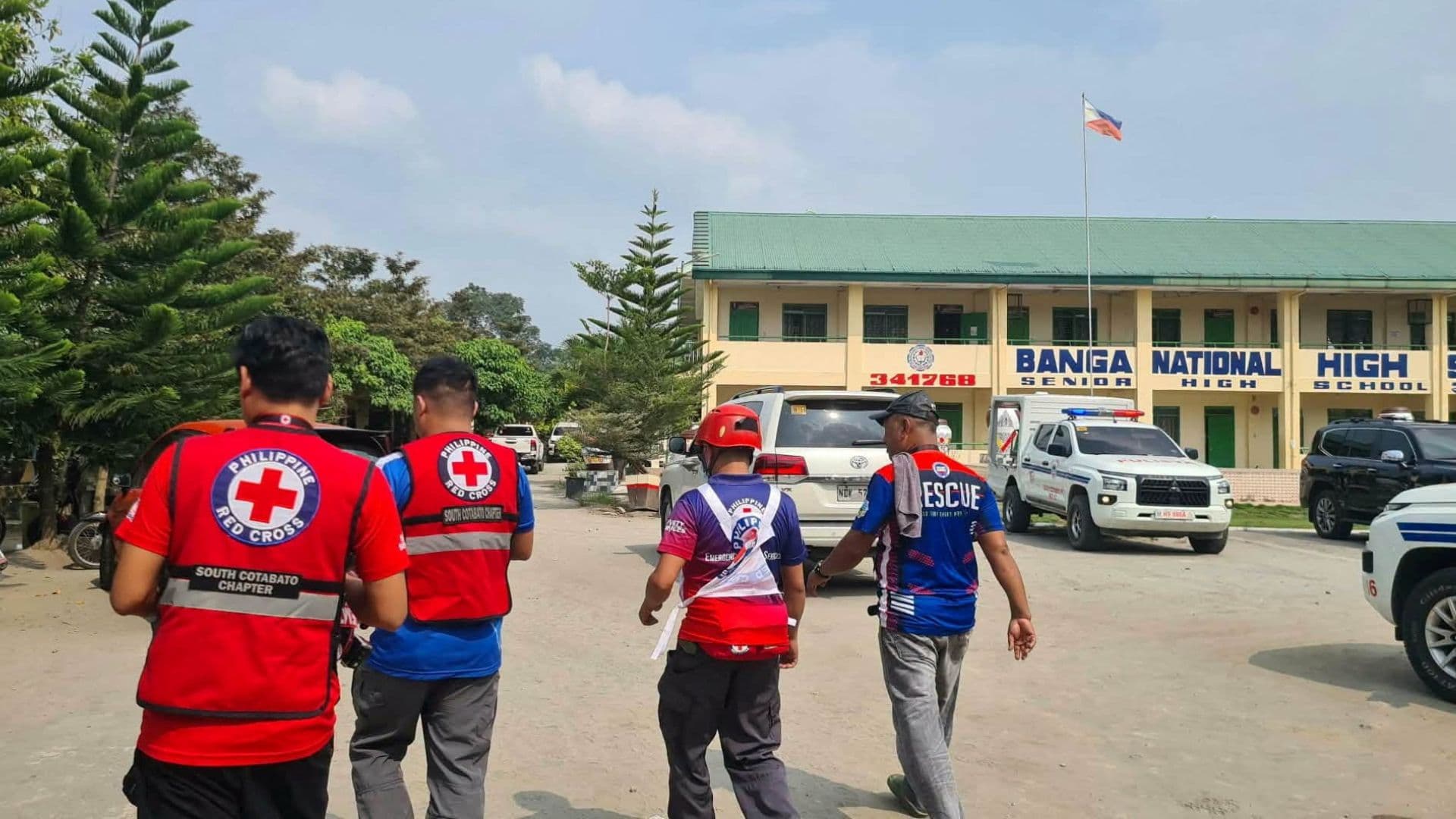 Equipos de rescate llegan a una escuela al sur de Filipinas donde se reportó un tiroteo