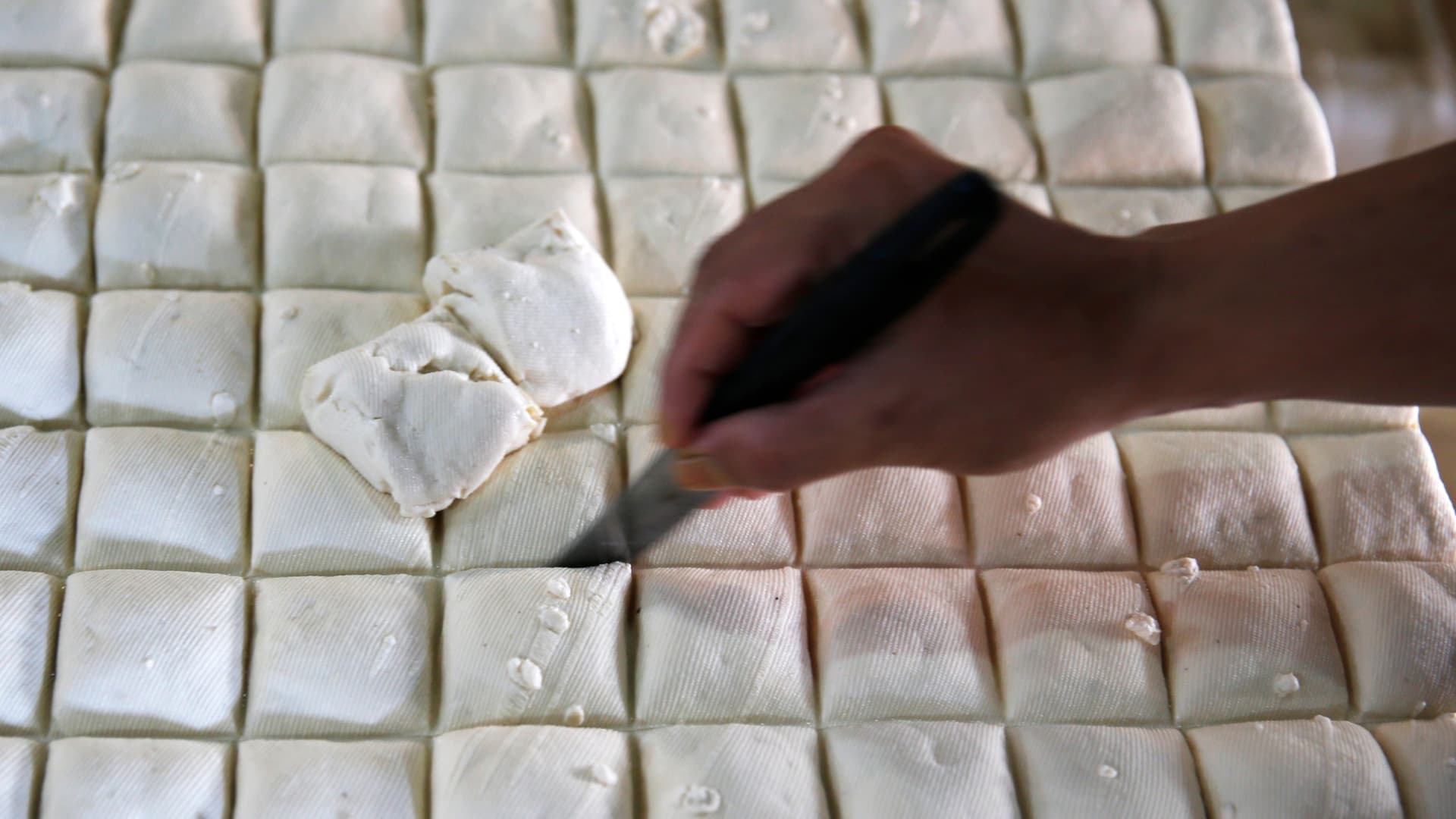 Retiran Más de 10 Mil Cajas de Tofu por Riesgo de Contaminación con Tinta de Impresora