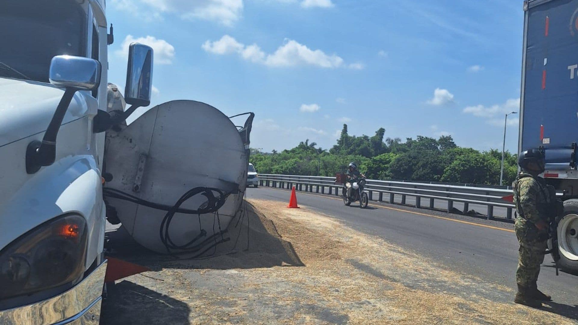 Vuelca tolva en Veracruz