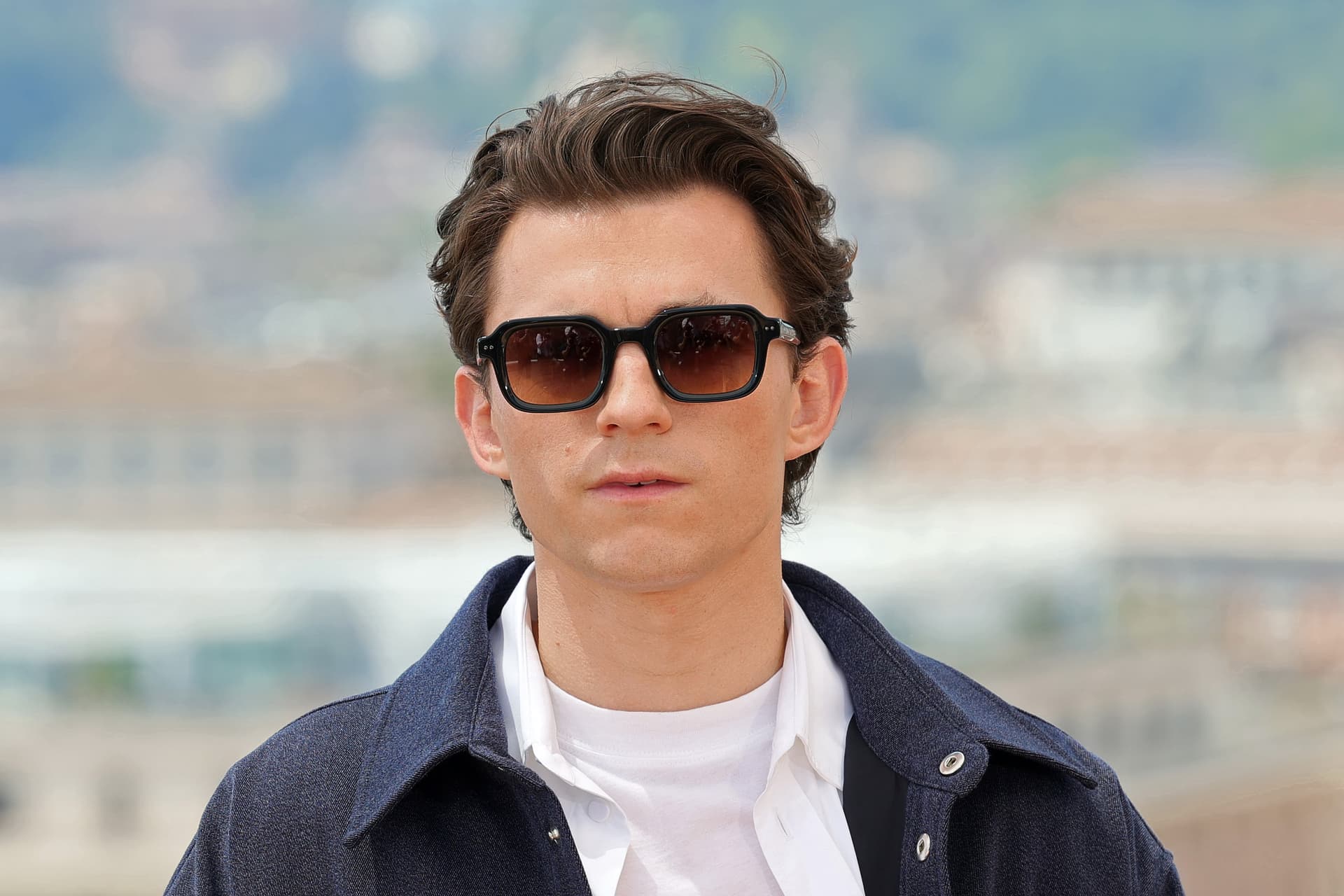 Tom Holland con lentes oscuros