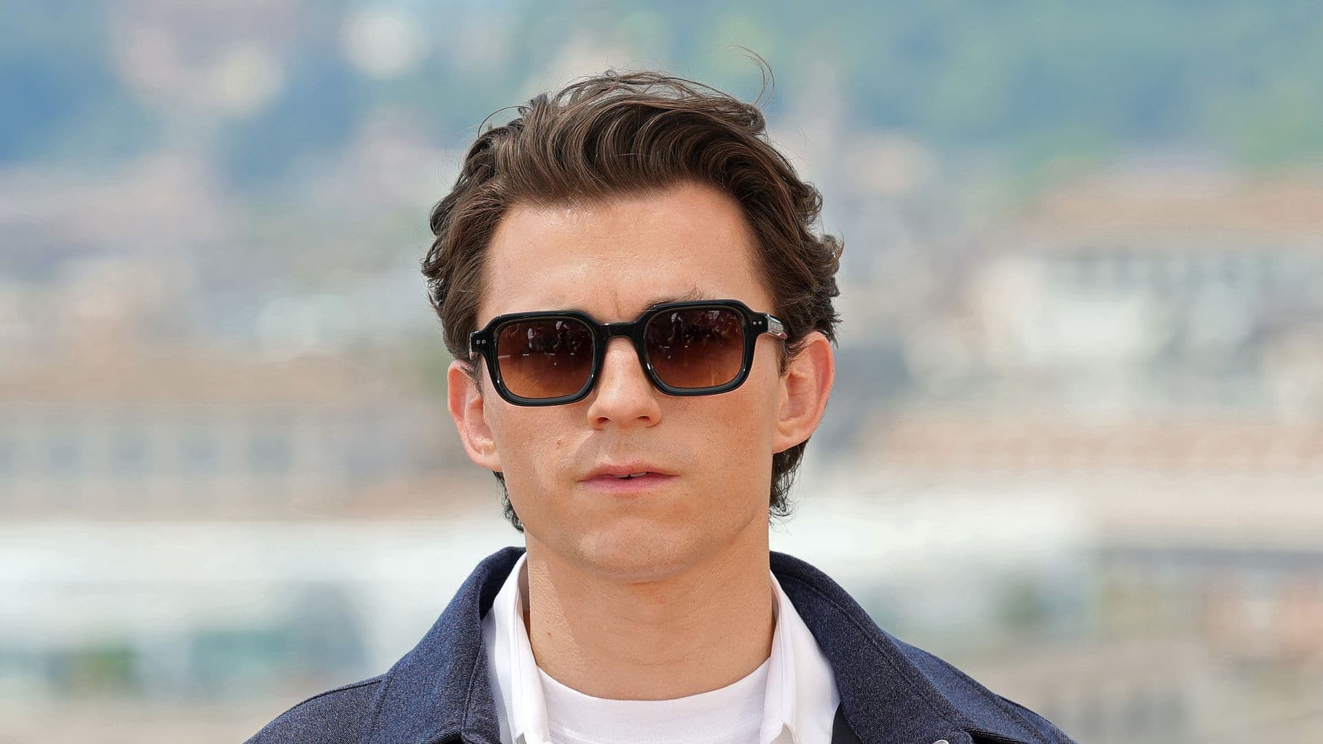 Tom Holland con lentes oscuros