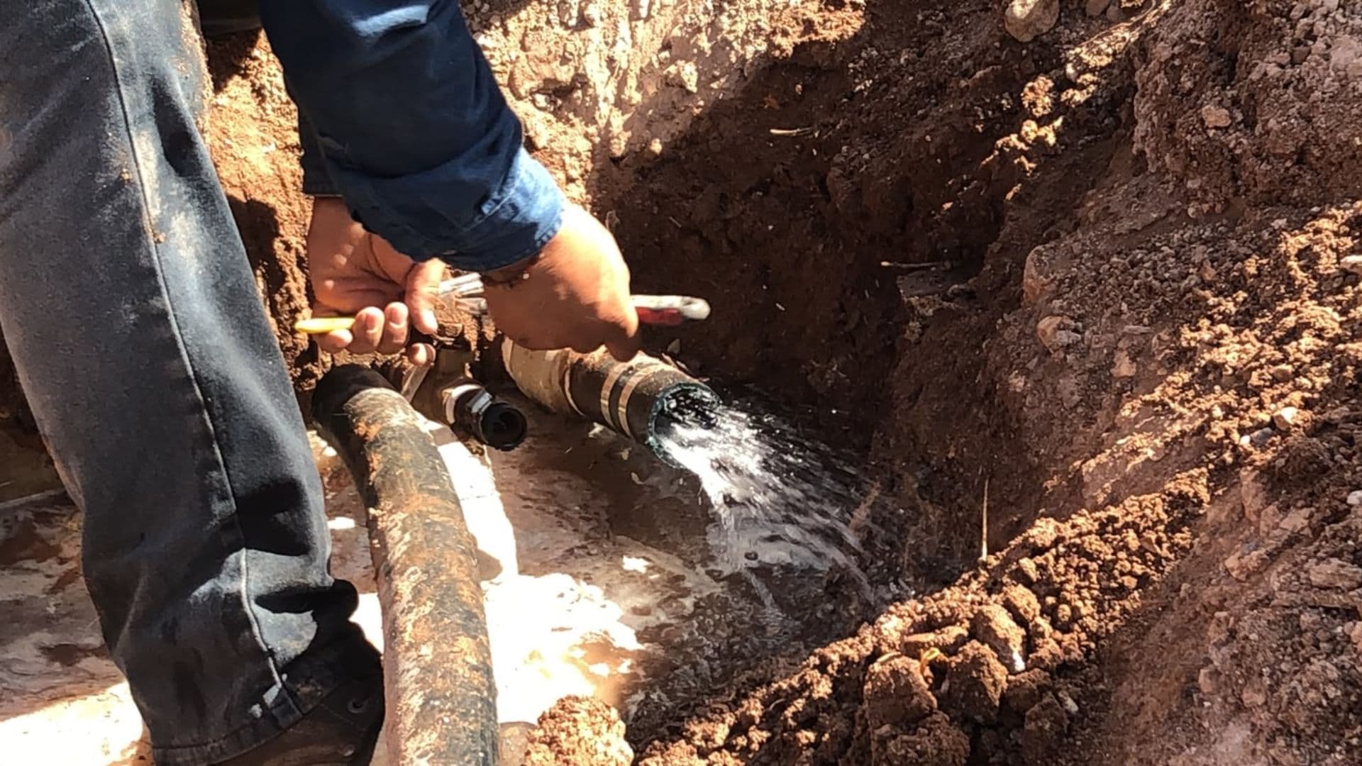 Clausuran tomas clandestinas de agua