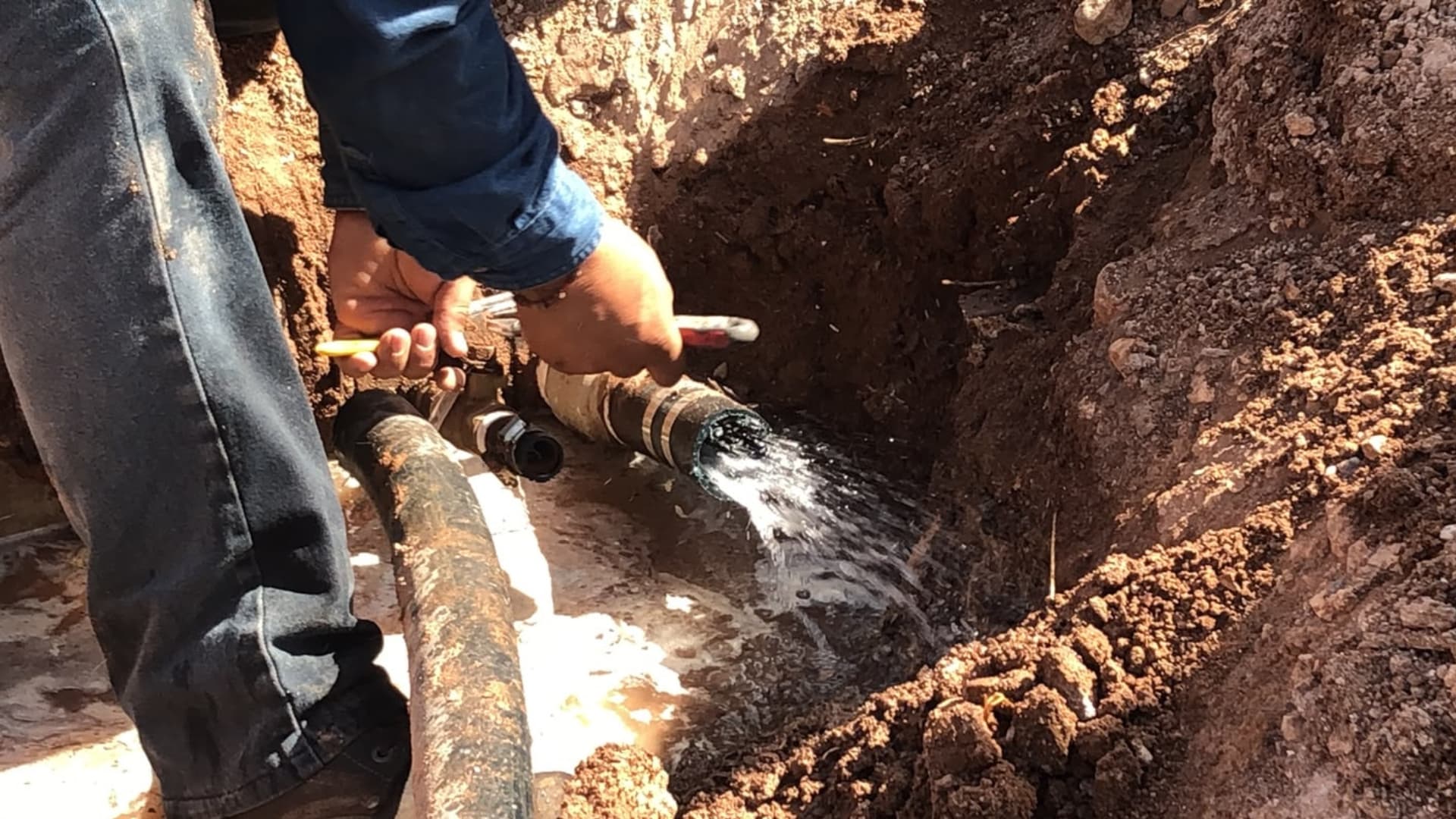 Clausuran tomas clandestinas de agua