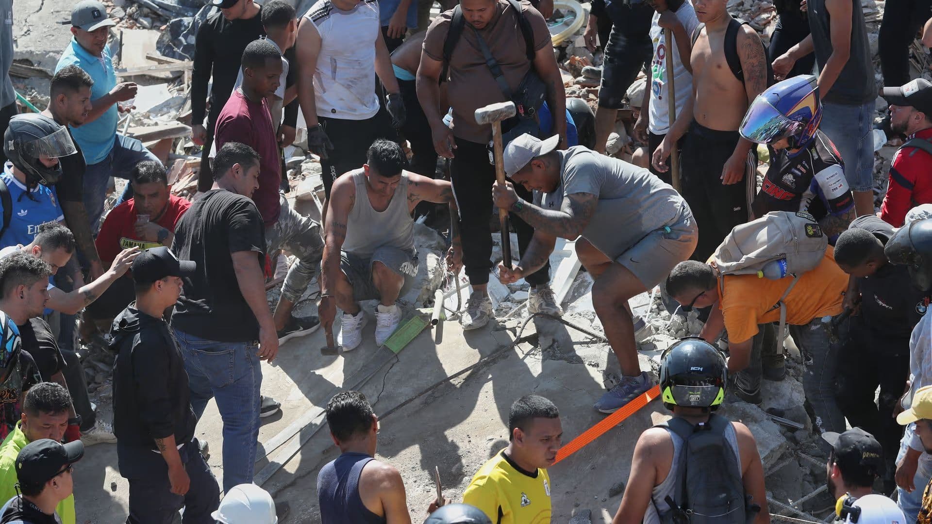 Residentes buscan a personas atrapadas entre los escombros tras el terremoto magnitud 7.4, que azotó Colombia